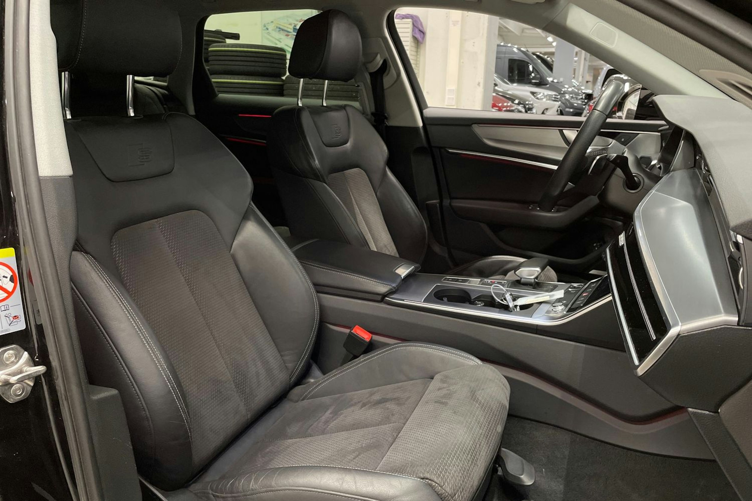 musta Audi A6 2021 kuva 32.