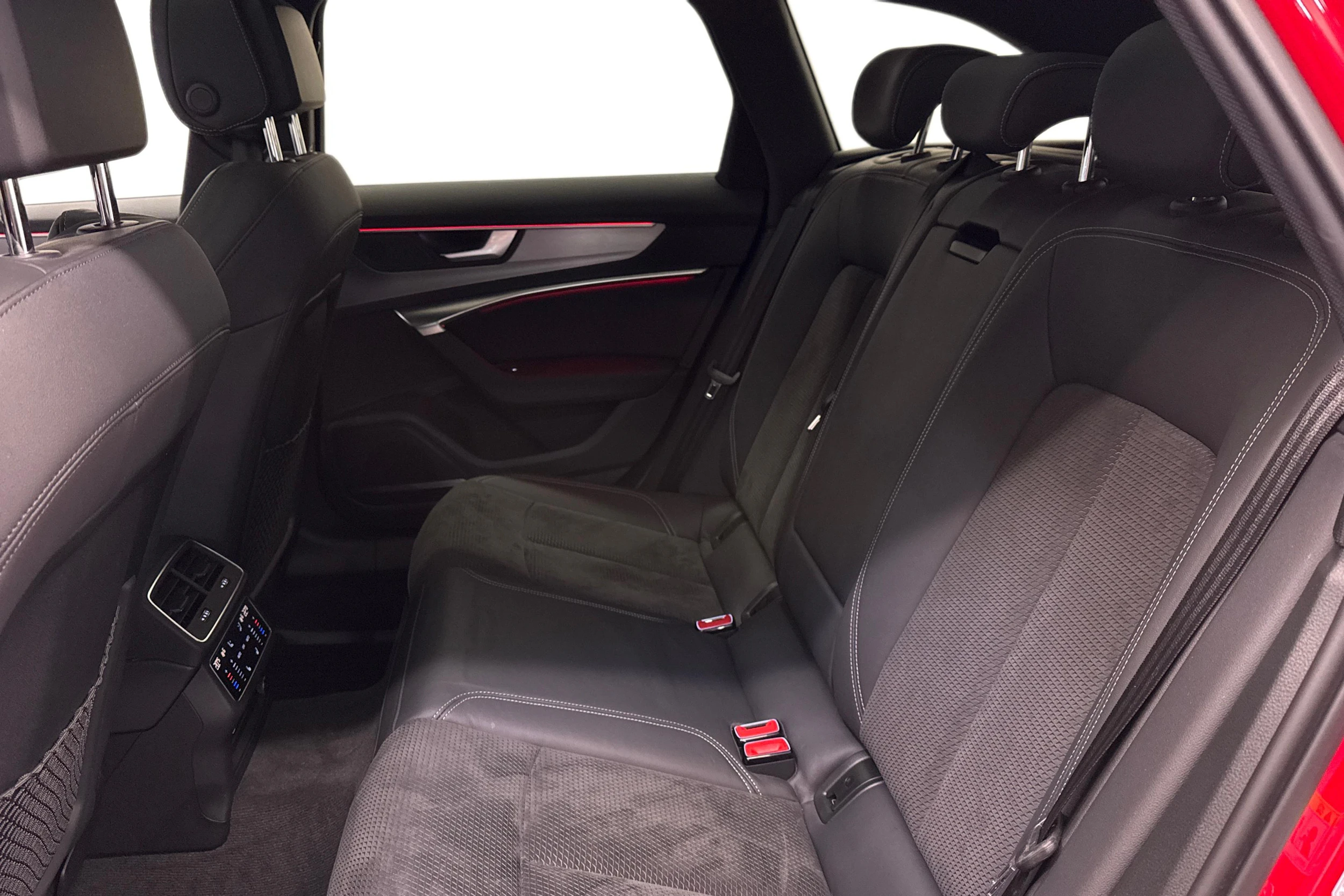 punainen Audi A6 2021 kuva 8.