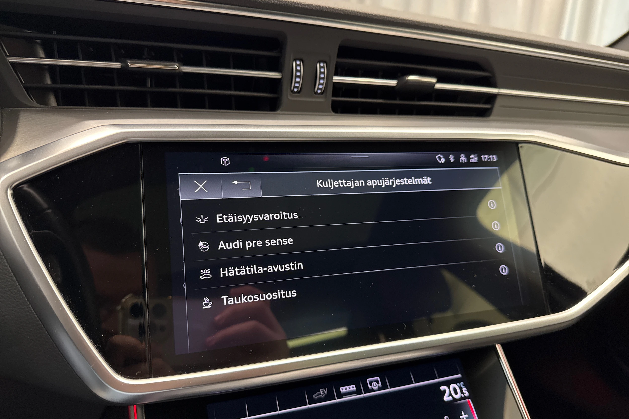 punainen Audi A6 2021 kuva 22.