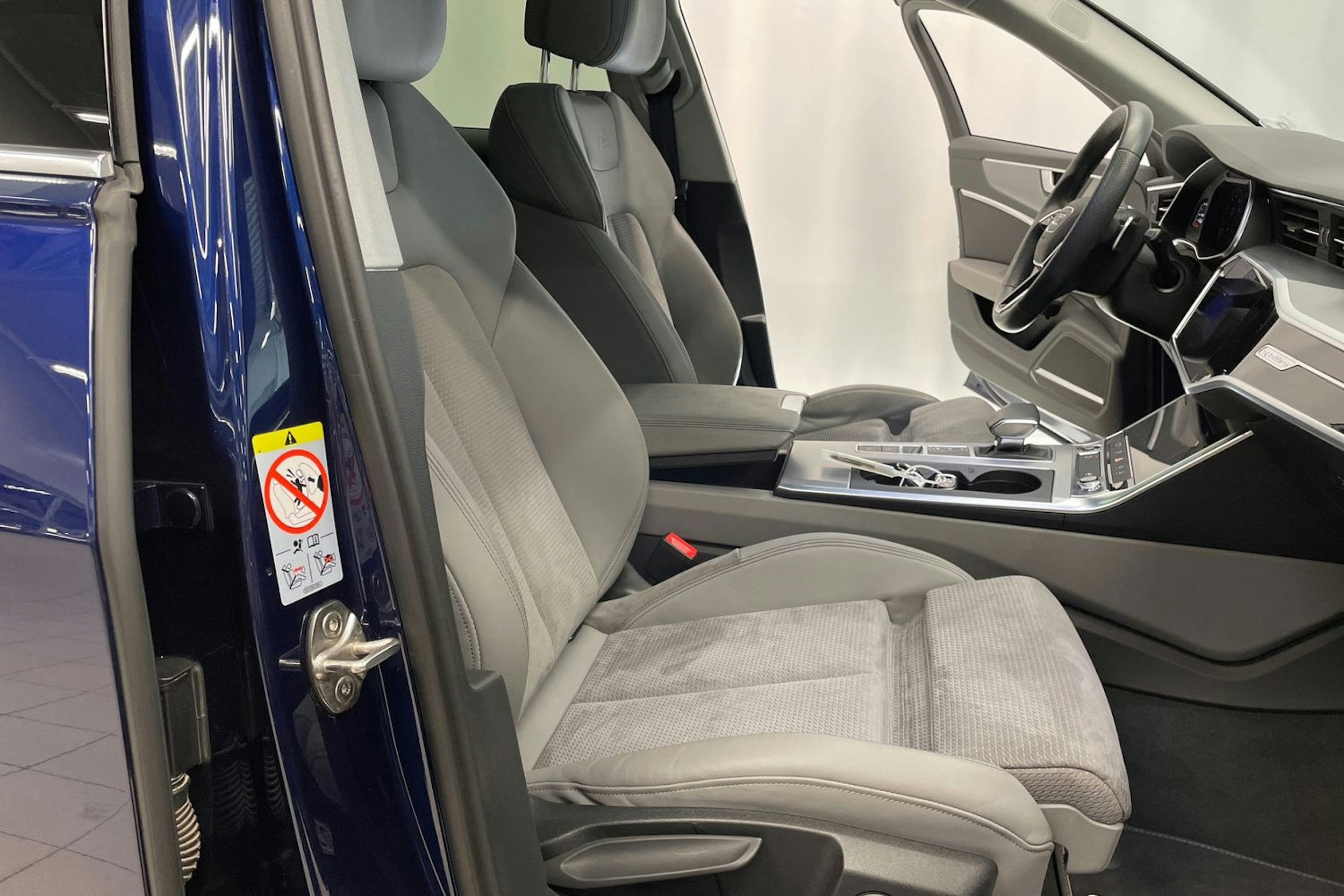 sininen Audi A6 2021 kuva 27.