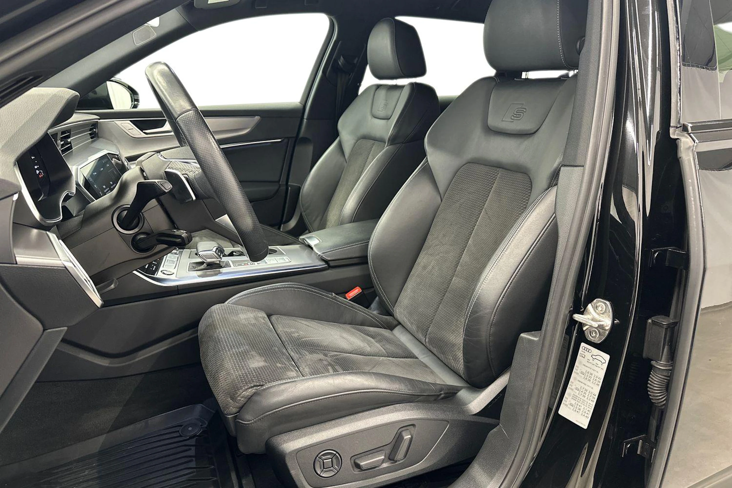 musta Audi A6 2021 kuva 7.