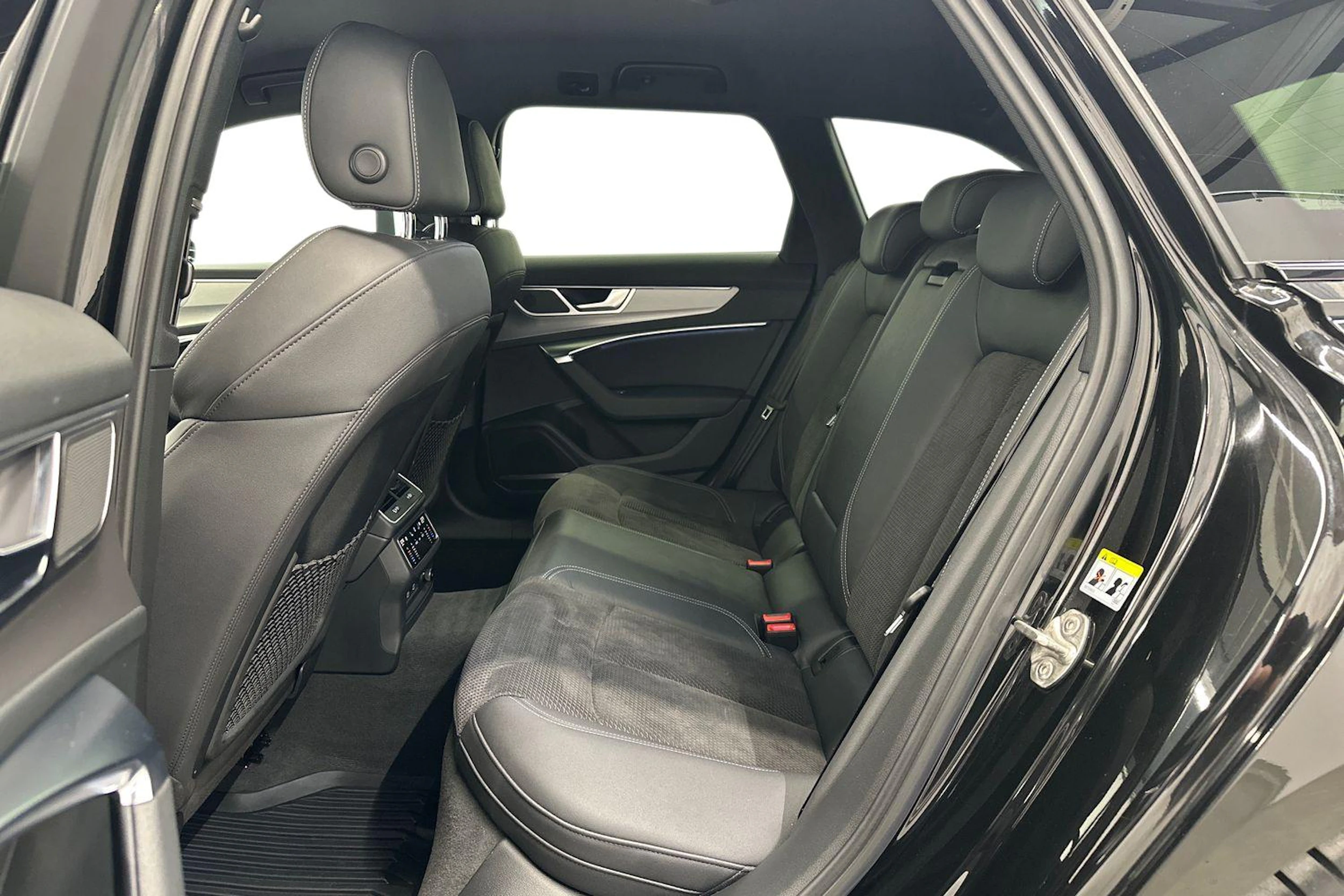 musta Audi A6 2021 kuva 8.