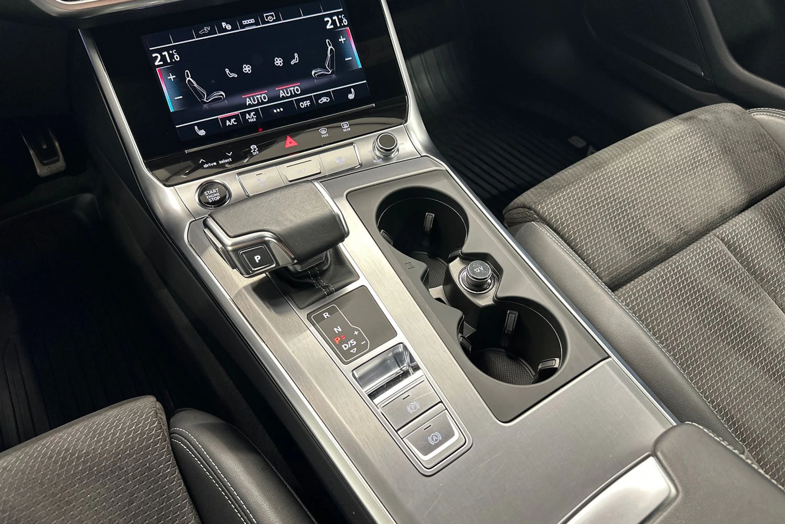 musta Audi A6 2021 kuva 23.