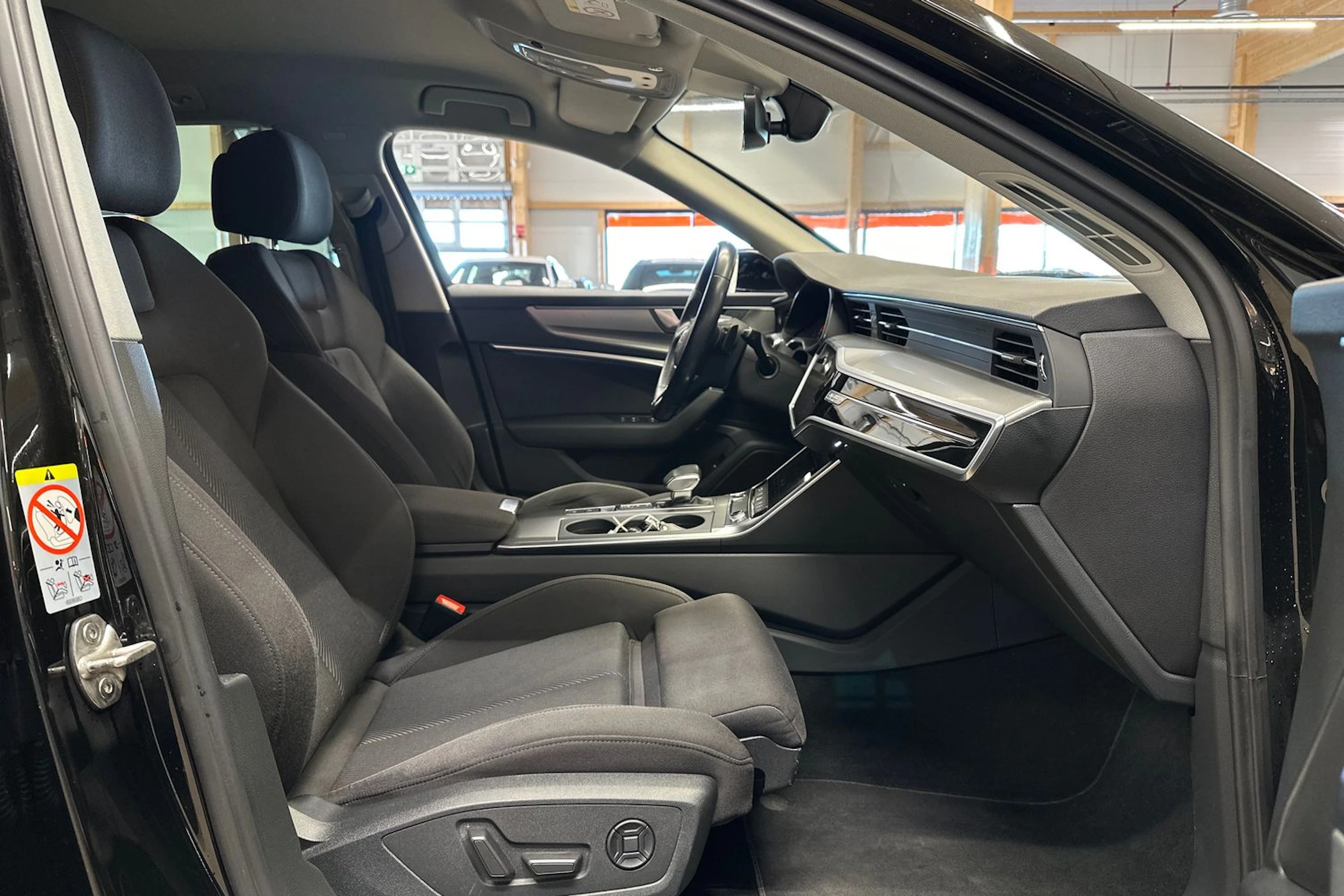 musta Audi A6 2021 kuva 15.
