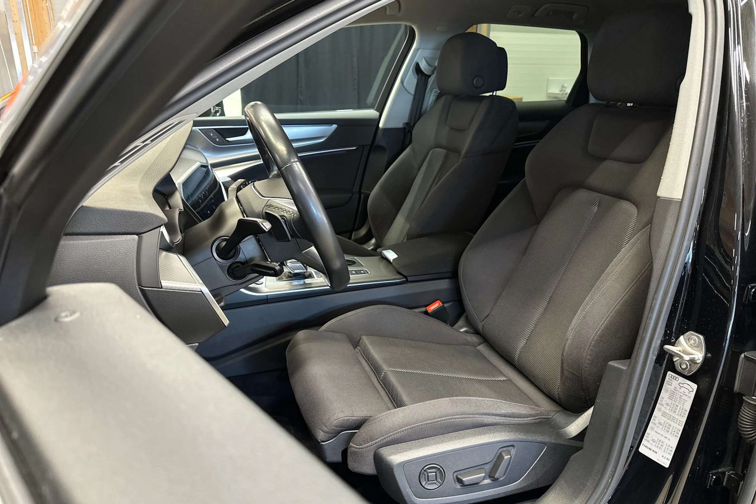 musta Audi A6 2021 kuva 18.
