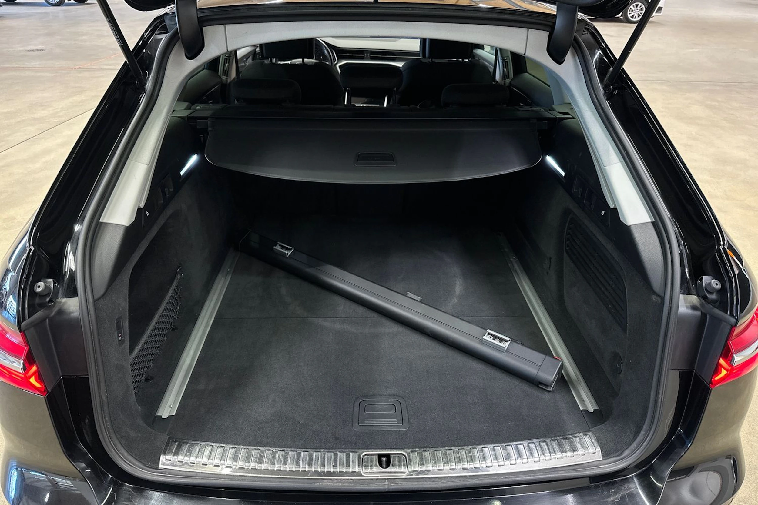 musta Audi A6 2021 kuva 34.