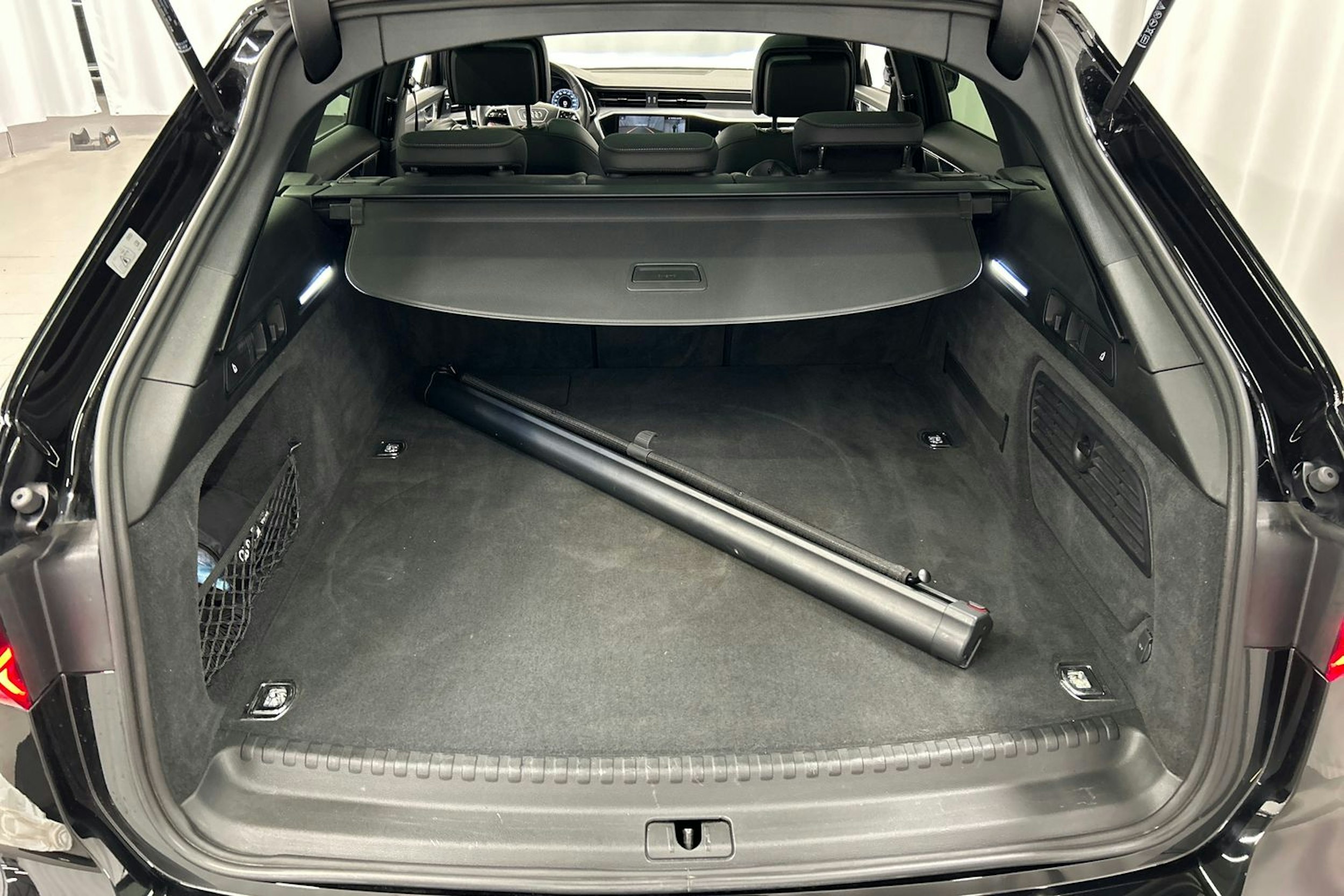 musta Audi A6 2022 kuva 16.