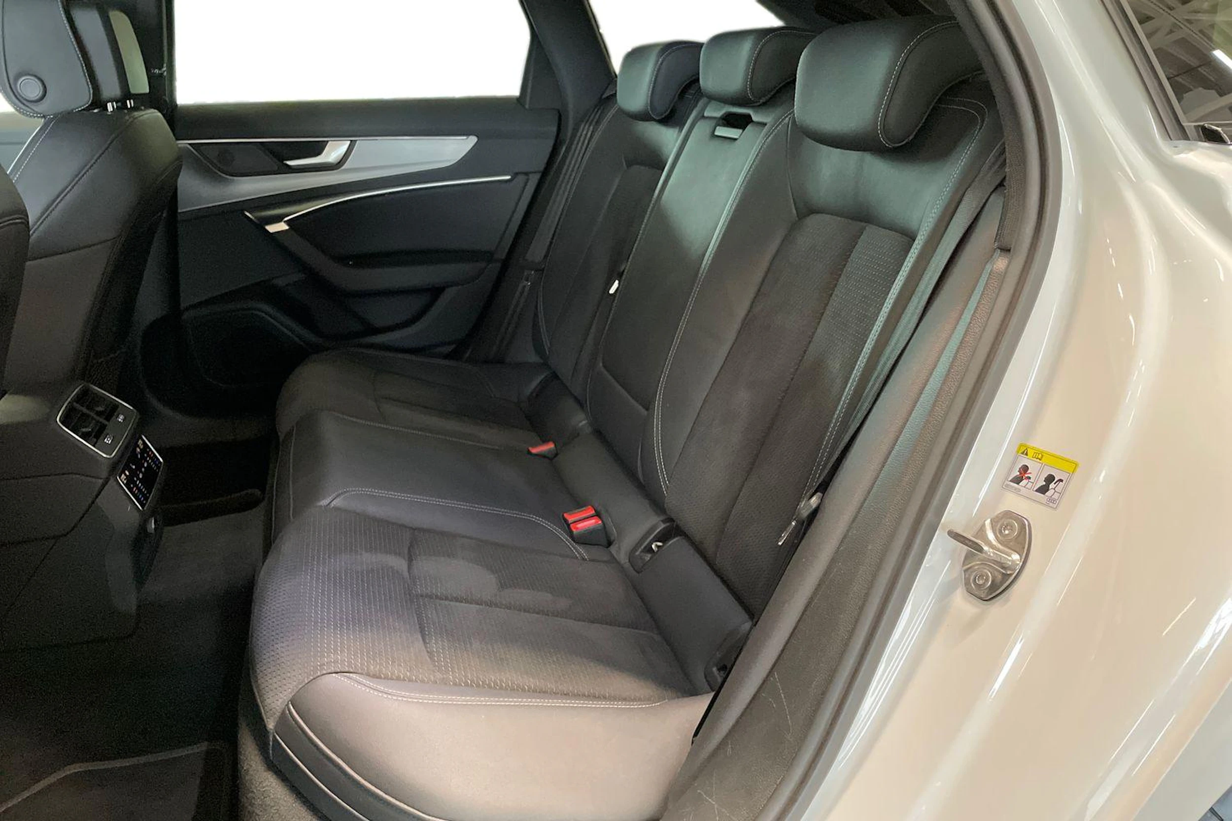 valkoinen Audi A6 2022 kuva 8.