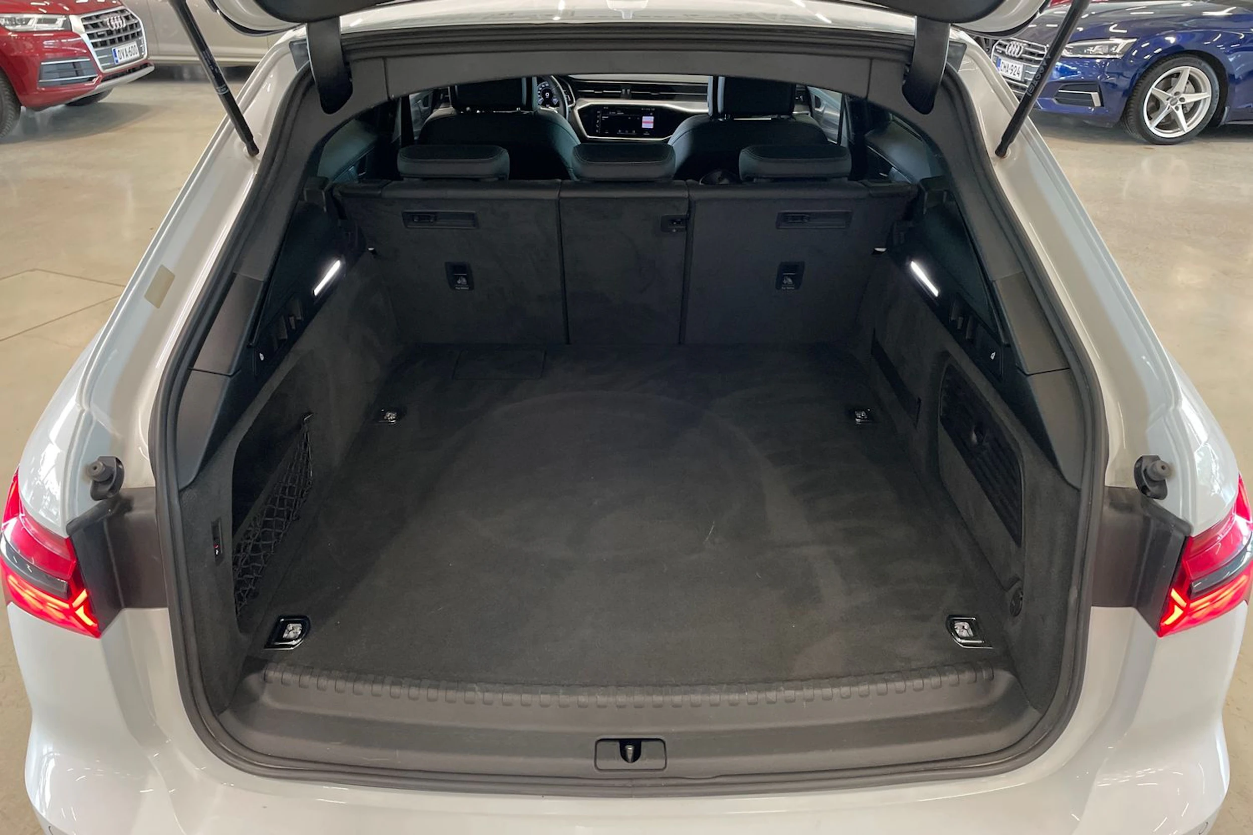 valkoinen Audi A6 2022 kuva 28.