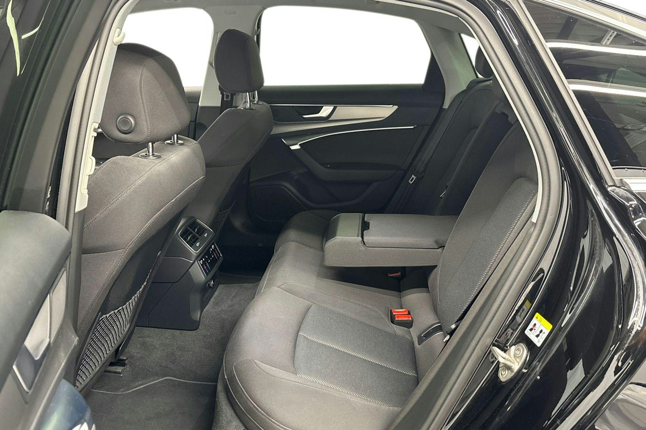 musta Audi A6 2022 kuva 10.