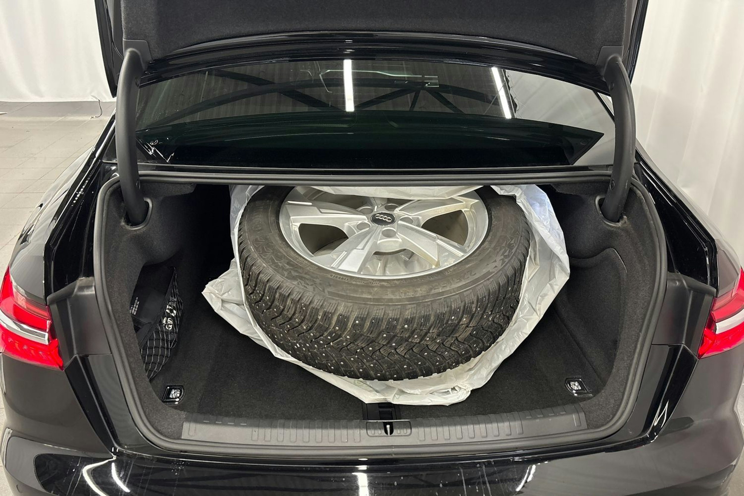 musta Audi A6 2022 kuva 15.