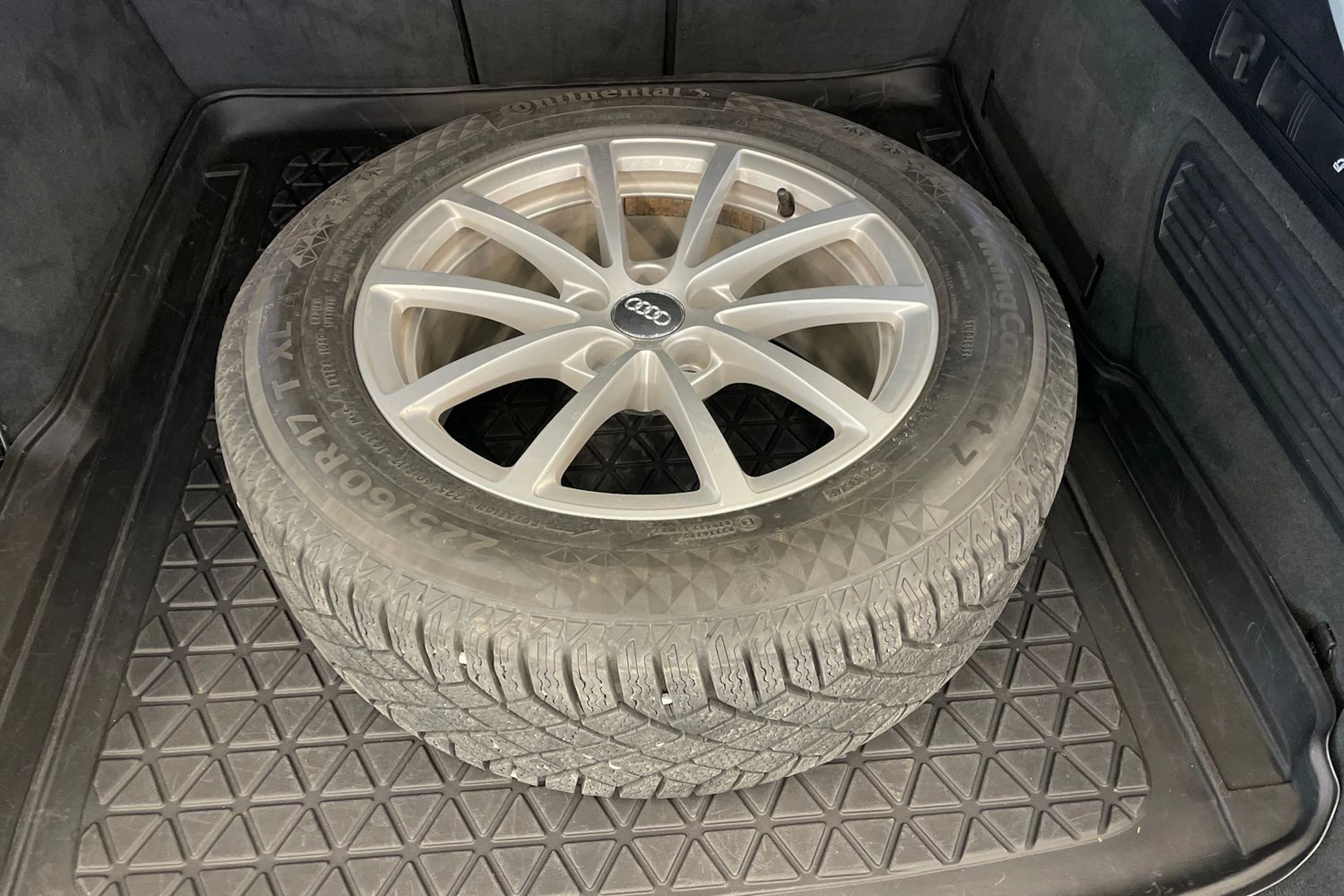 musta Audi A6 2022 kuva 10.