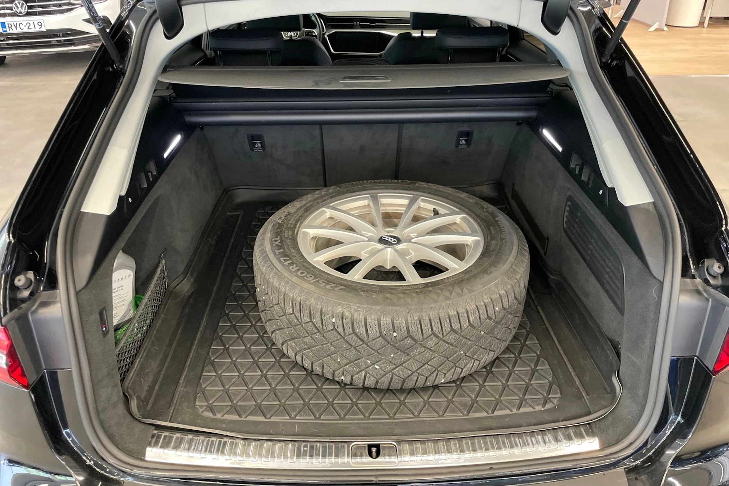 musta Audi A6 2022 kuva 28.
