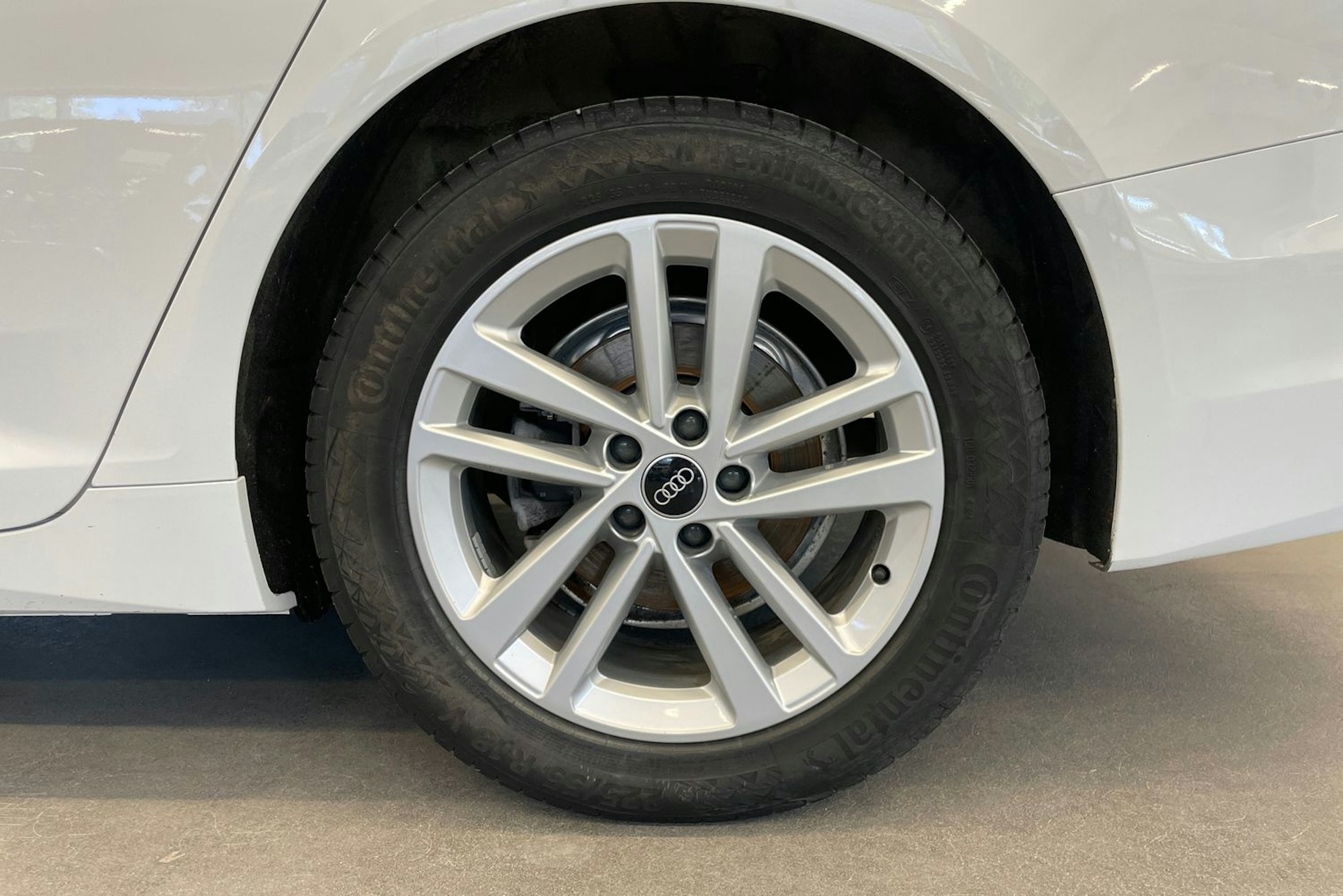 valkoinen Audi A6 2022 kuva 13.