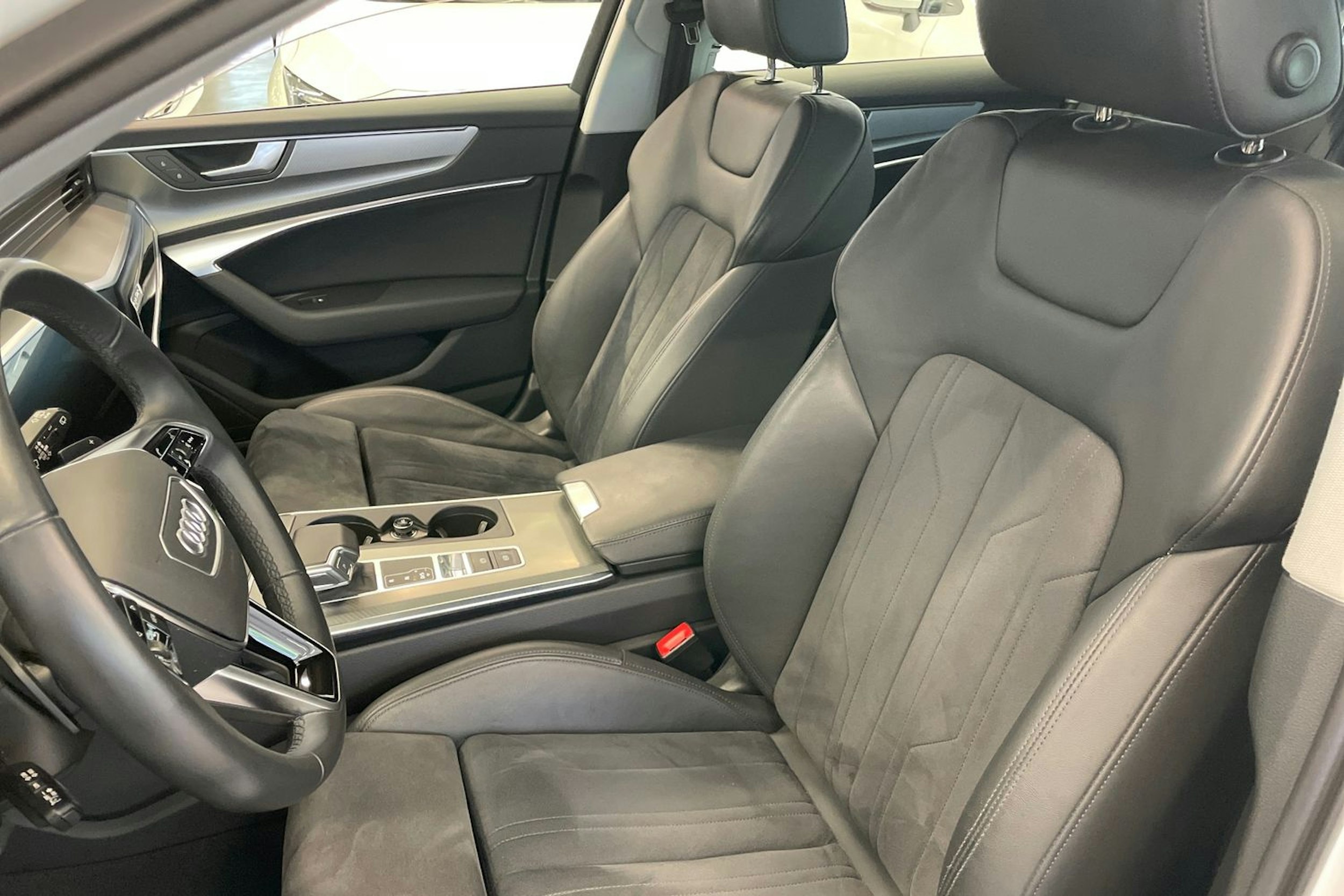 valkoinen Audi A6 2022 kuva 26.