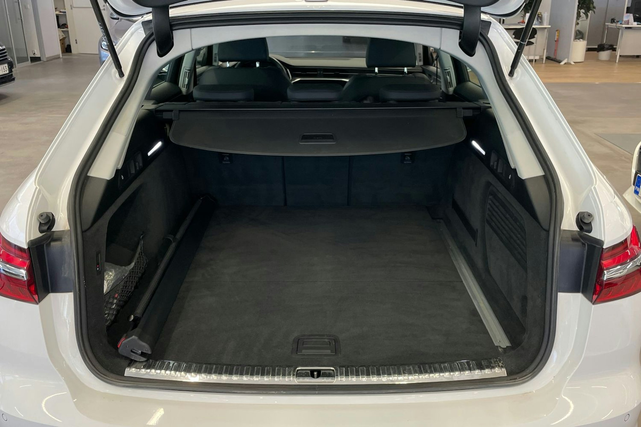 valkoinen Audi A6 2022 kuva 30.
