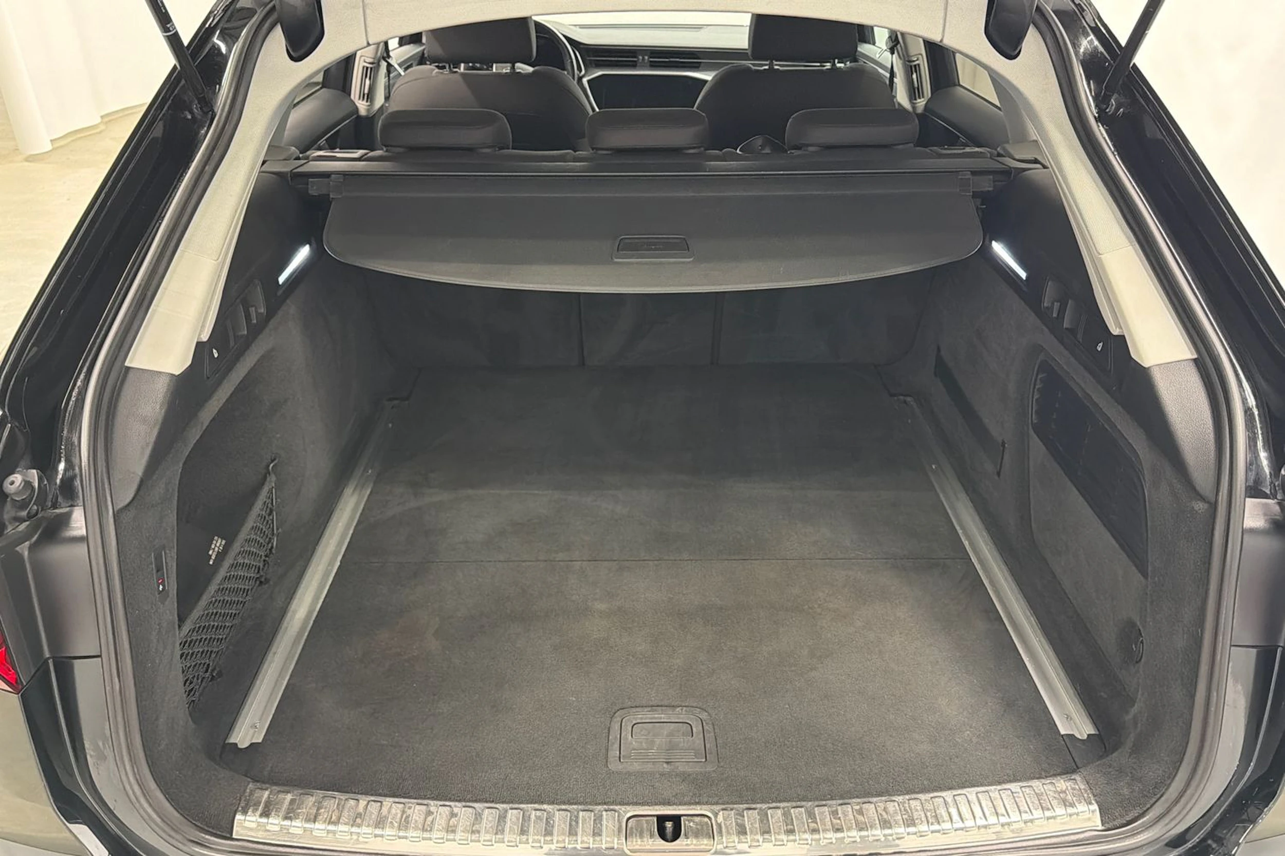 musta Audi A6 2022 kuva 22.