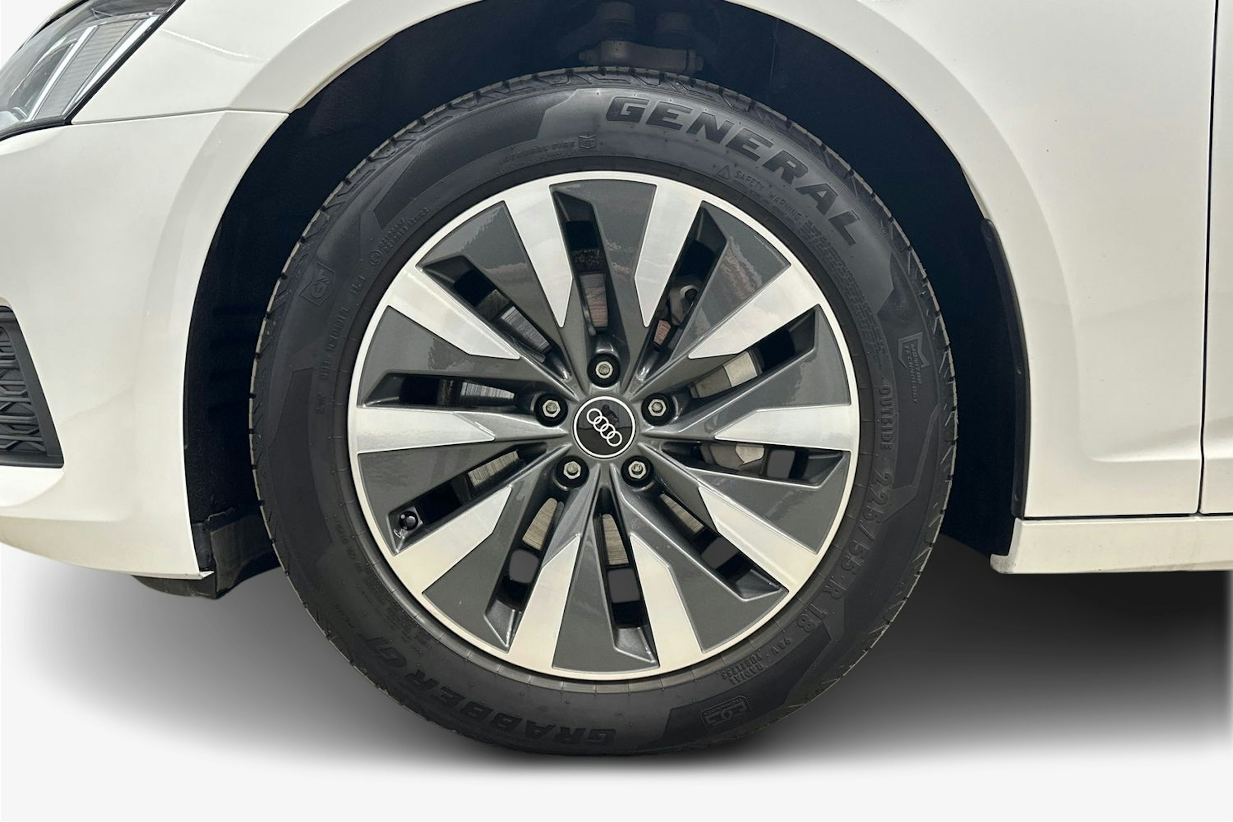 valkoinen Audi A6 2022 kuva 11.