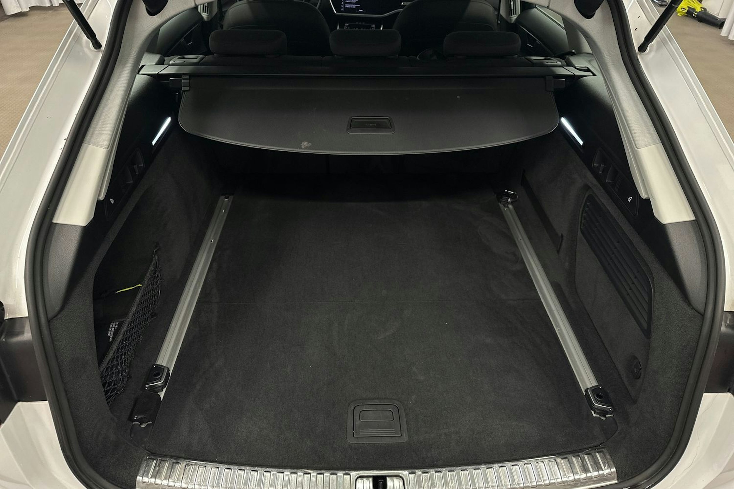 valkoinen Audi A6 2022 kuva 14.