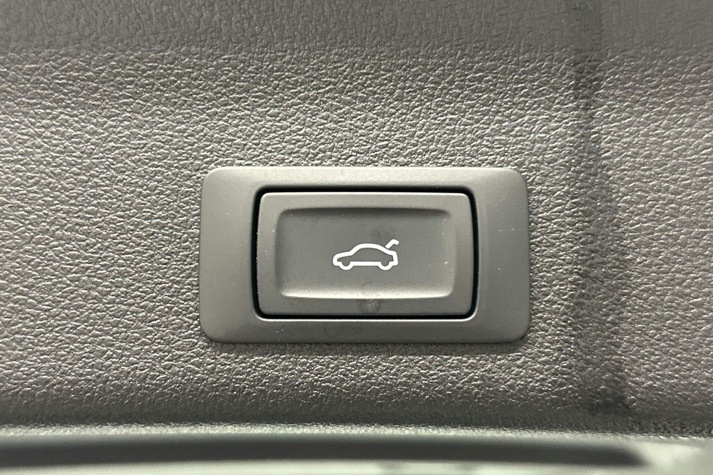 valkoinen Audi A6 2022 kuva 15.