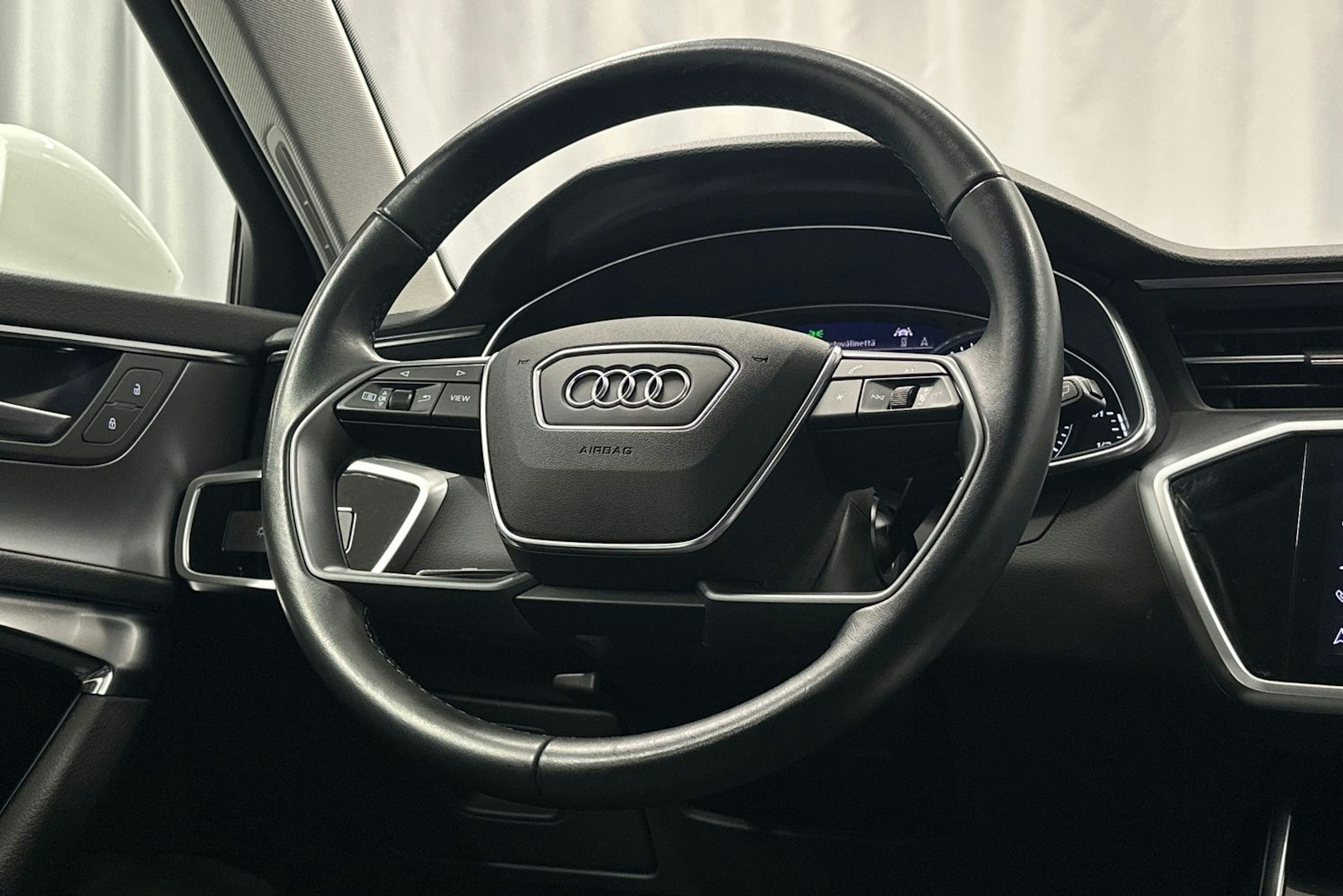 valkoinen Audi A6 2022 kuva 17.