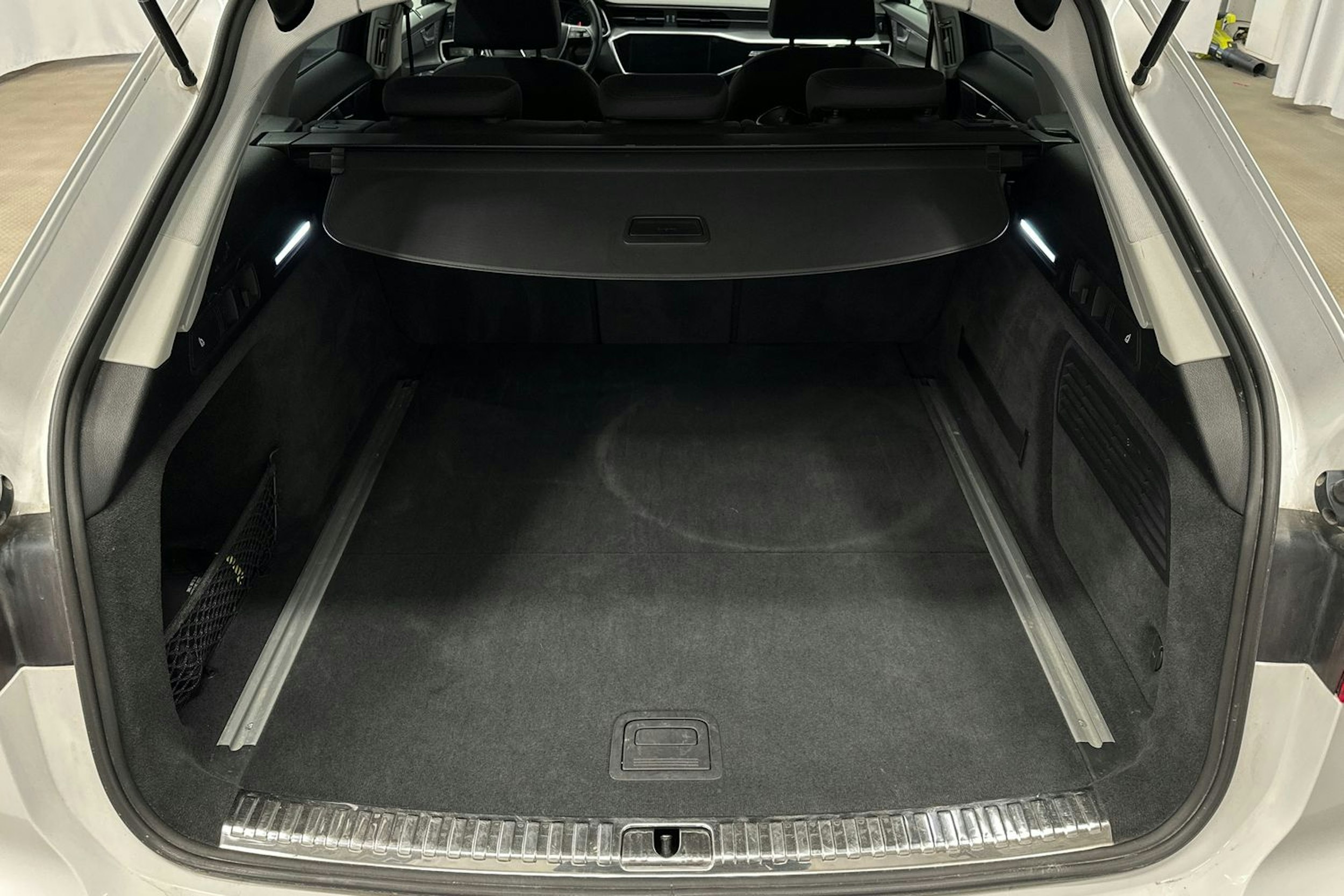 valkoinen Audi A6 2022 kuva 14.