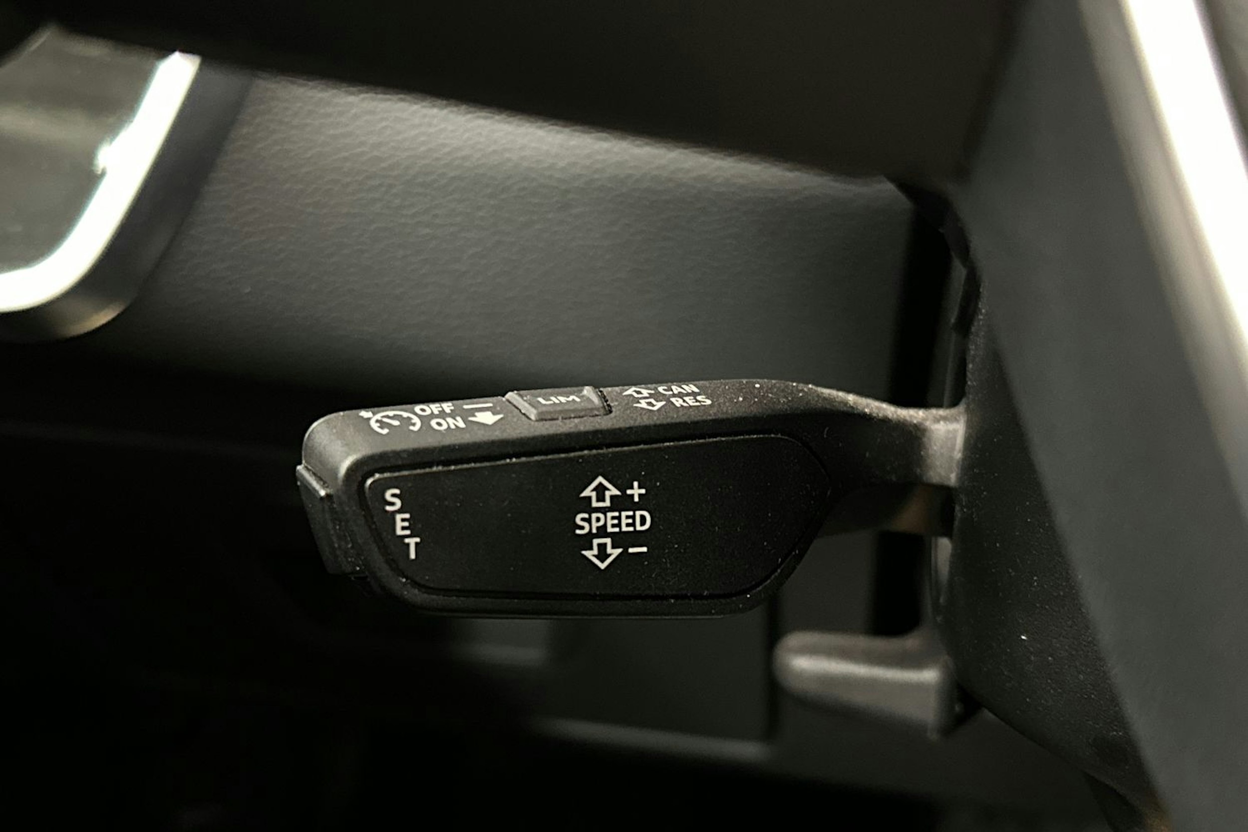 valkoinen Audi A6 2022 kuva 22.