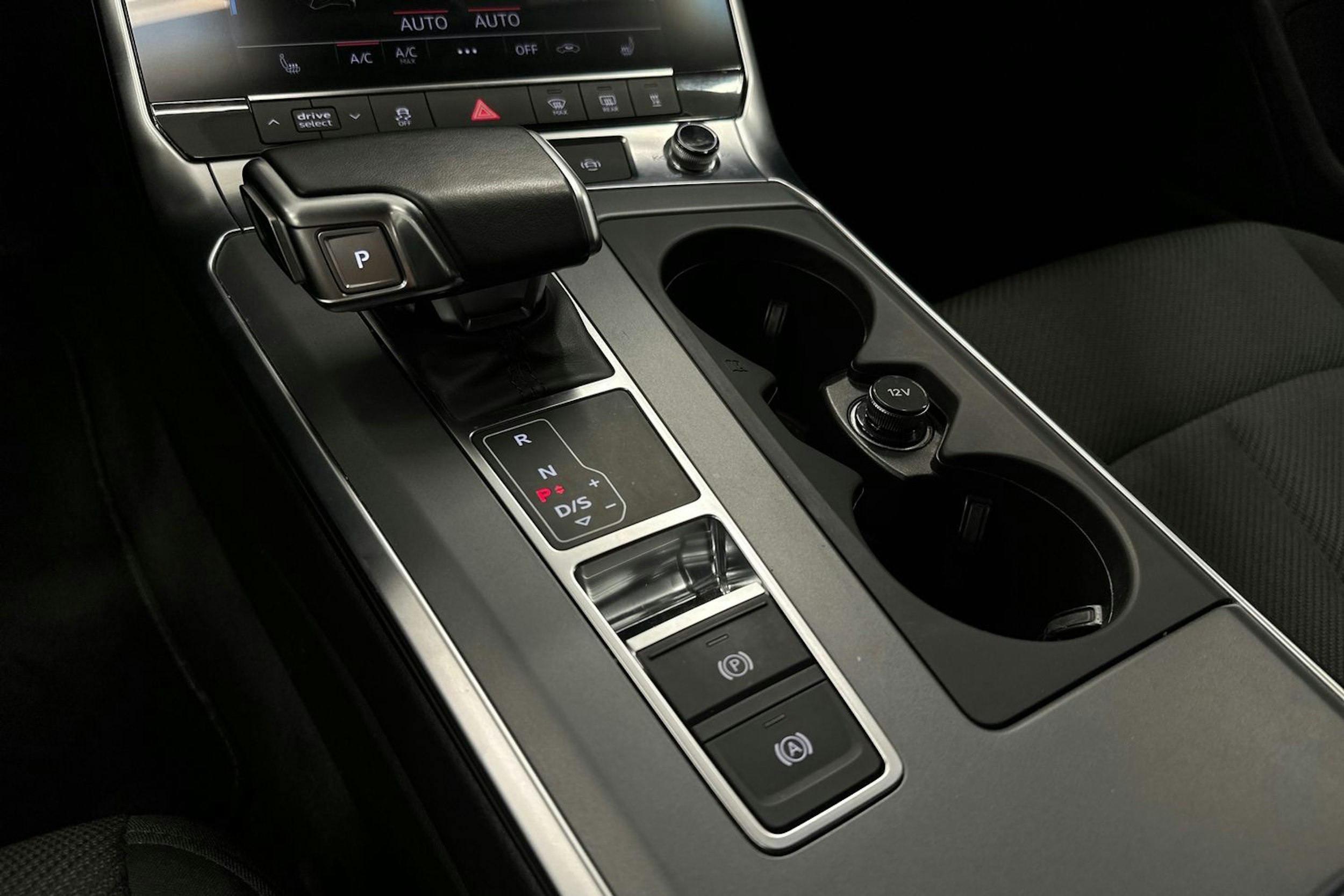 valkoinen Audi A6 2022 kuva 23.