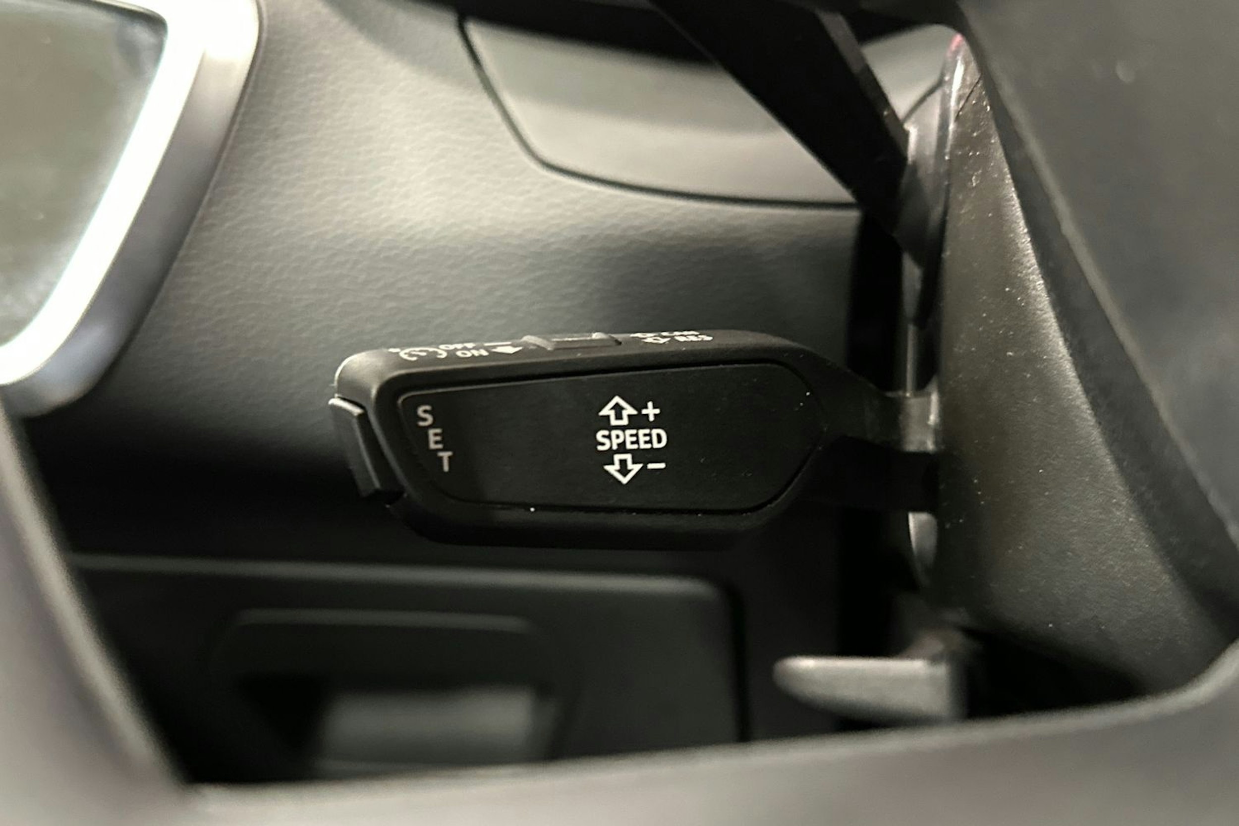valkoinen Audi A6 2022 kuva 16.