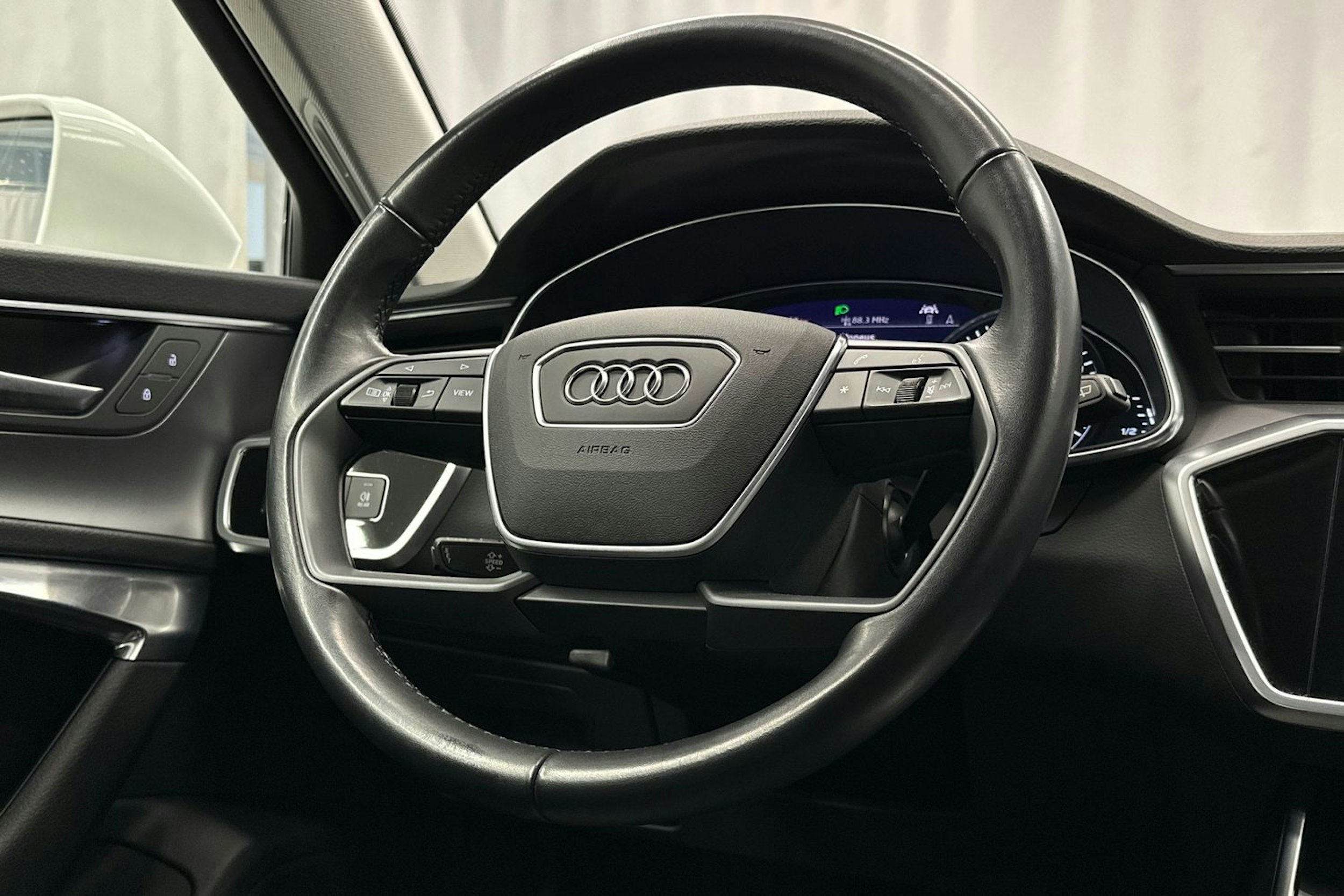 valkoinen Audi A6 2022 kuva 17.