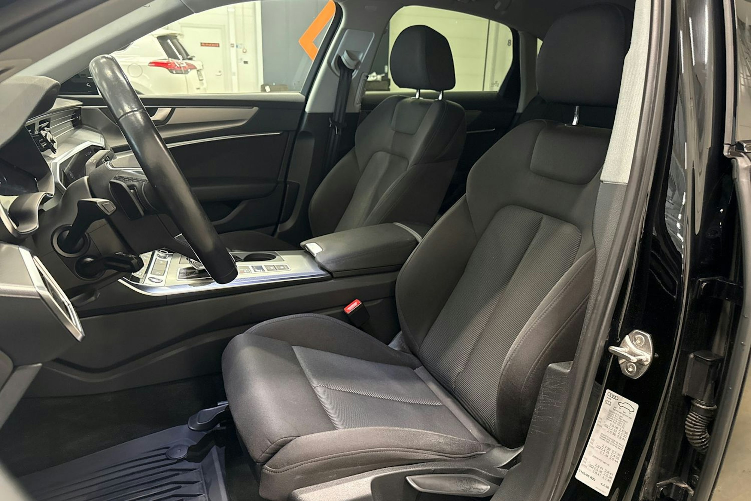 musta Audi A6 2022 kuva 25.