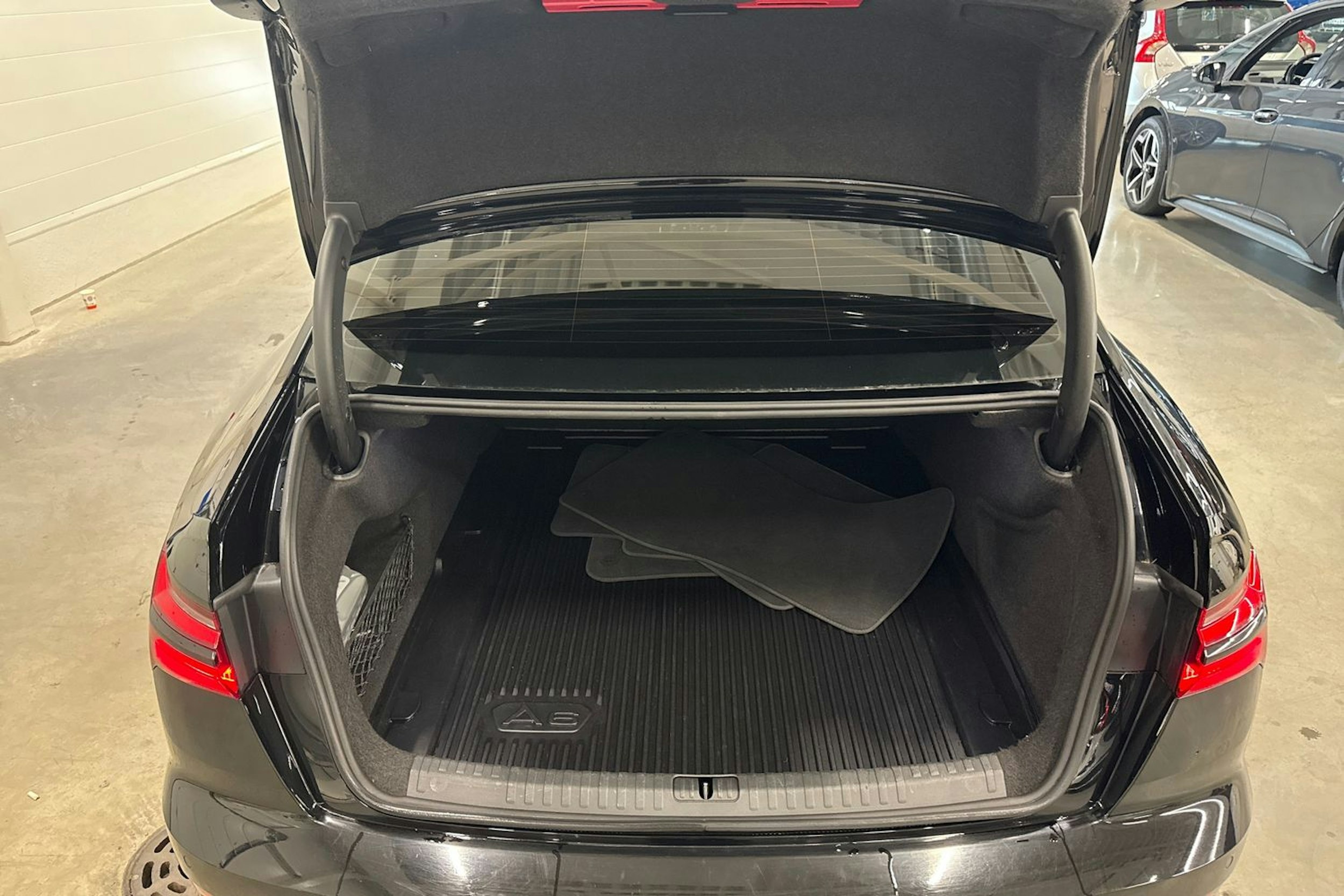 musta Audi A6 2022 kuva 27.