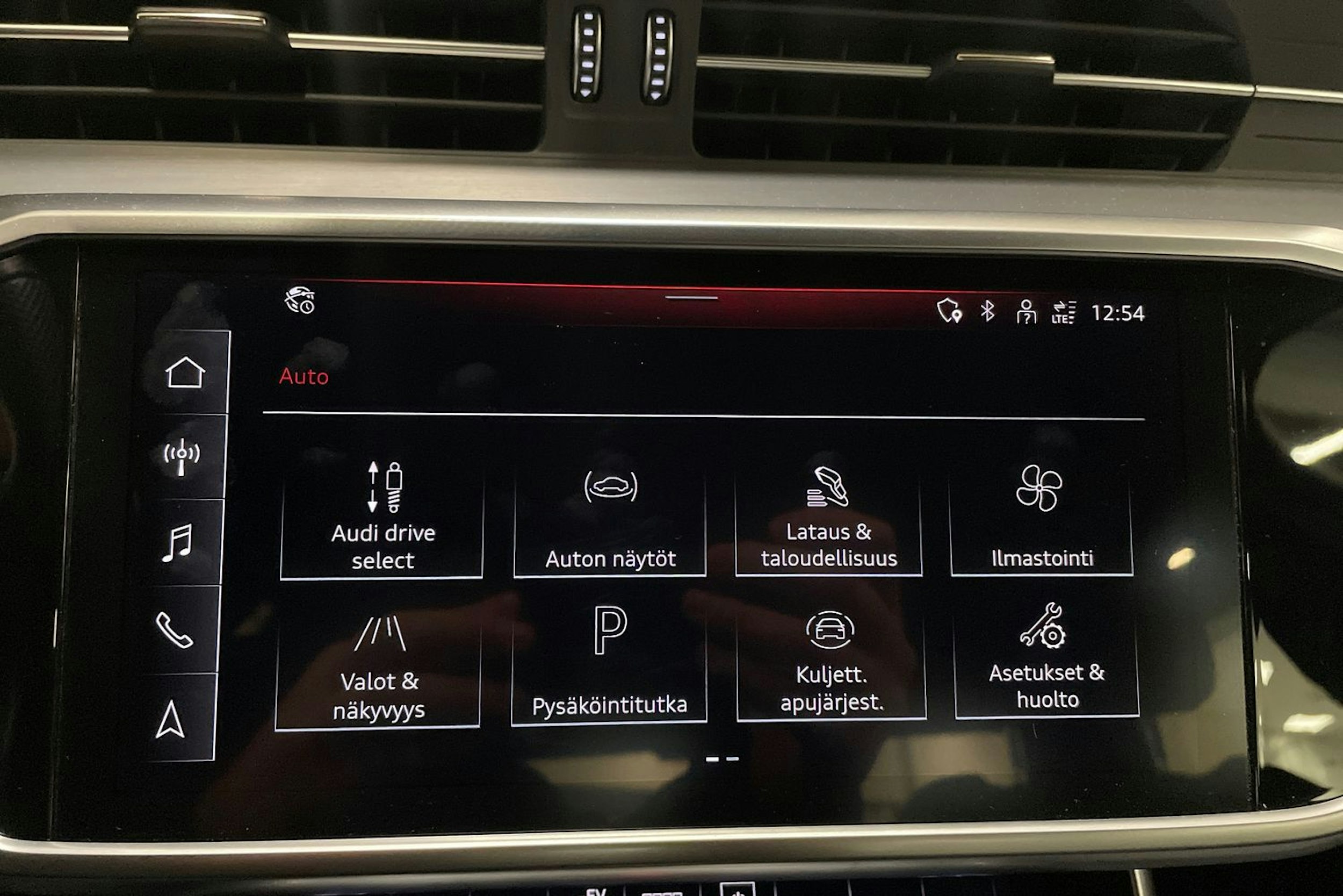 sininen Audi A6 2022 kuva 28.