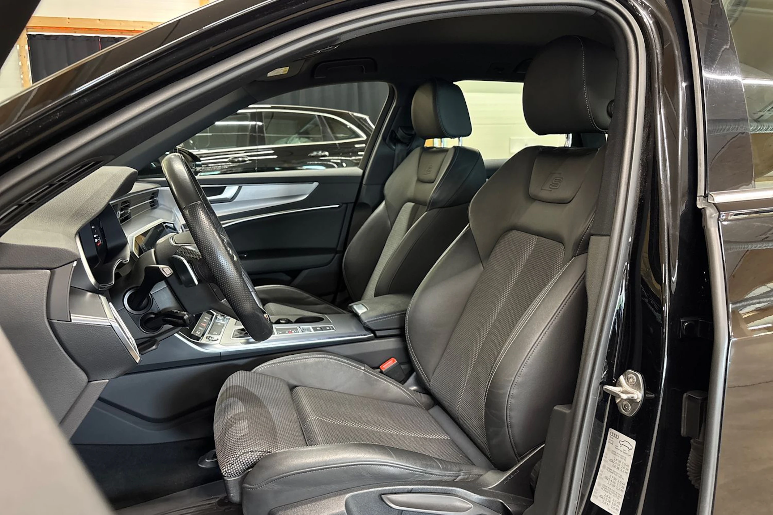musta Audi A6 2022 kuva 13.