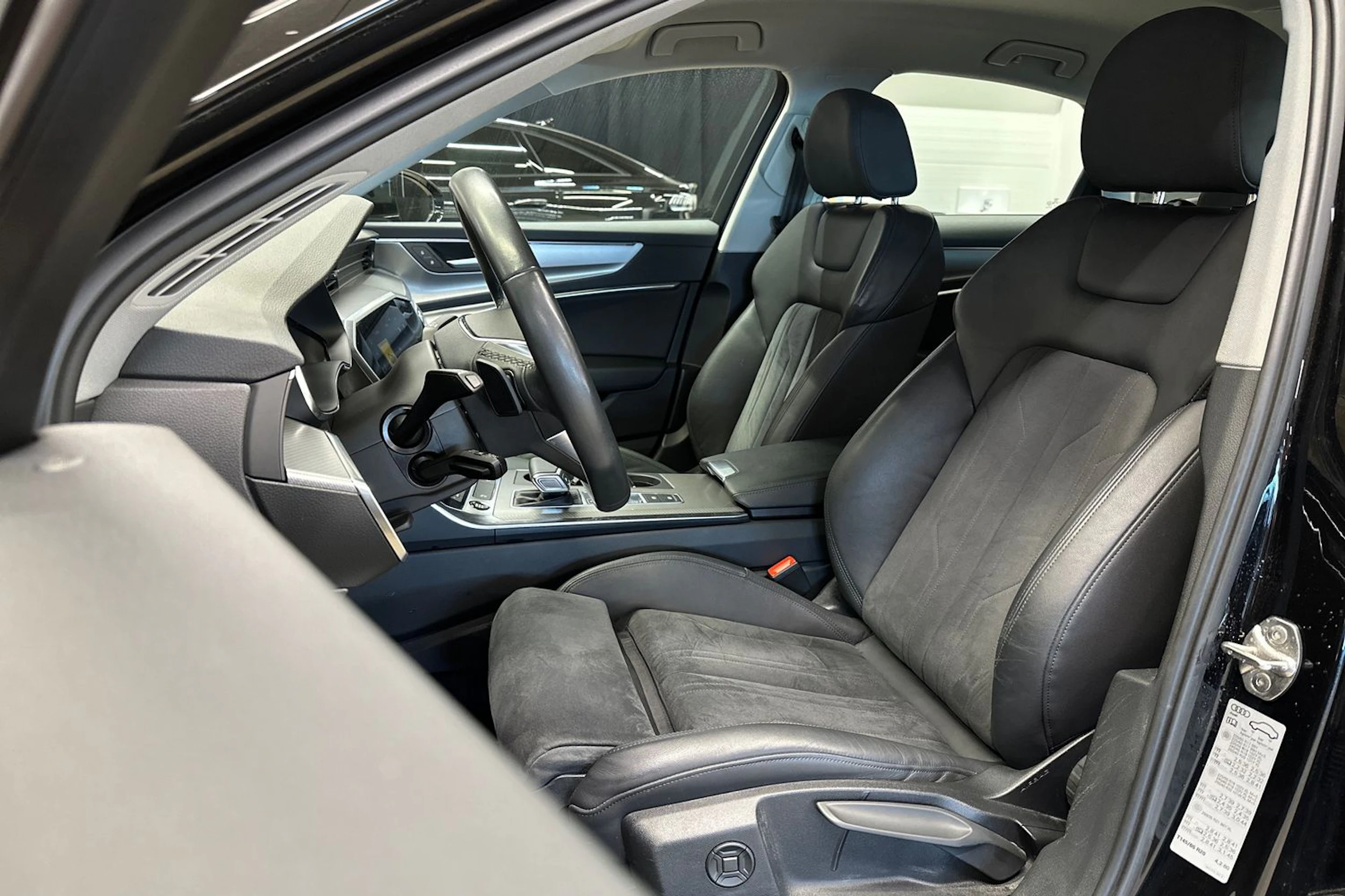 musta Audi A6 2022 kuva 13.