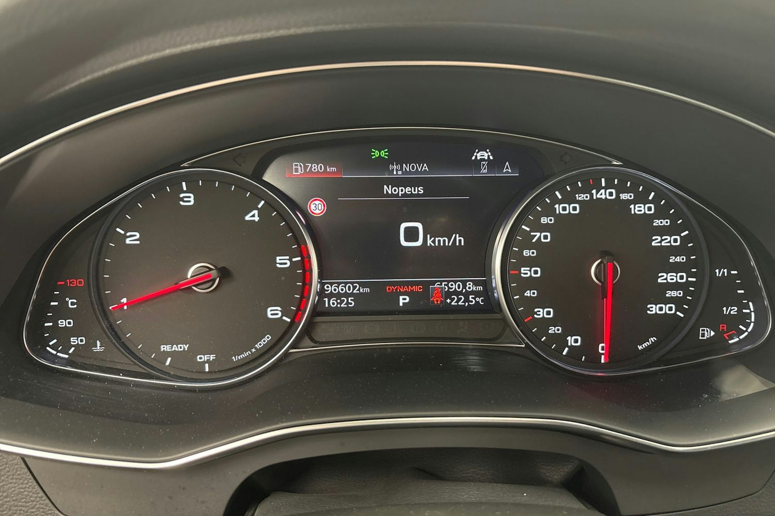 musta Audi A6 2022 kuva 17.