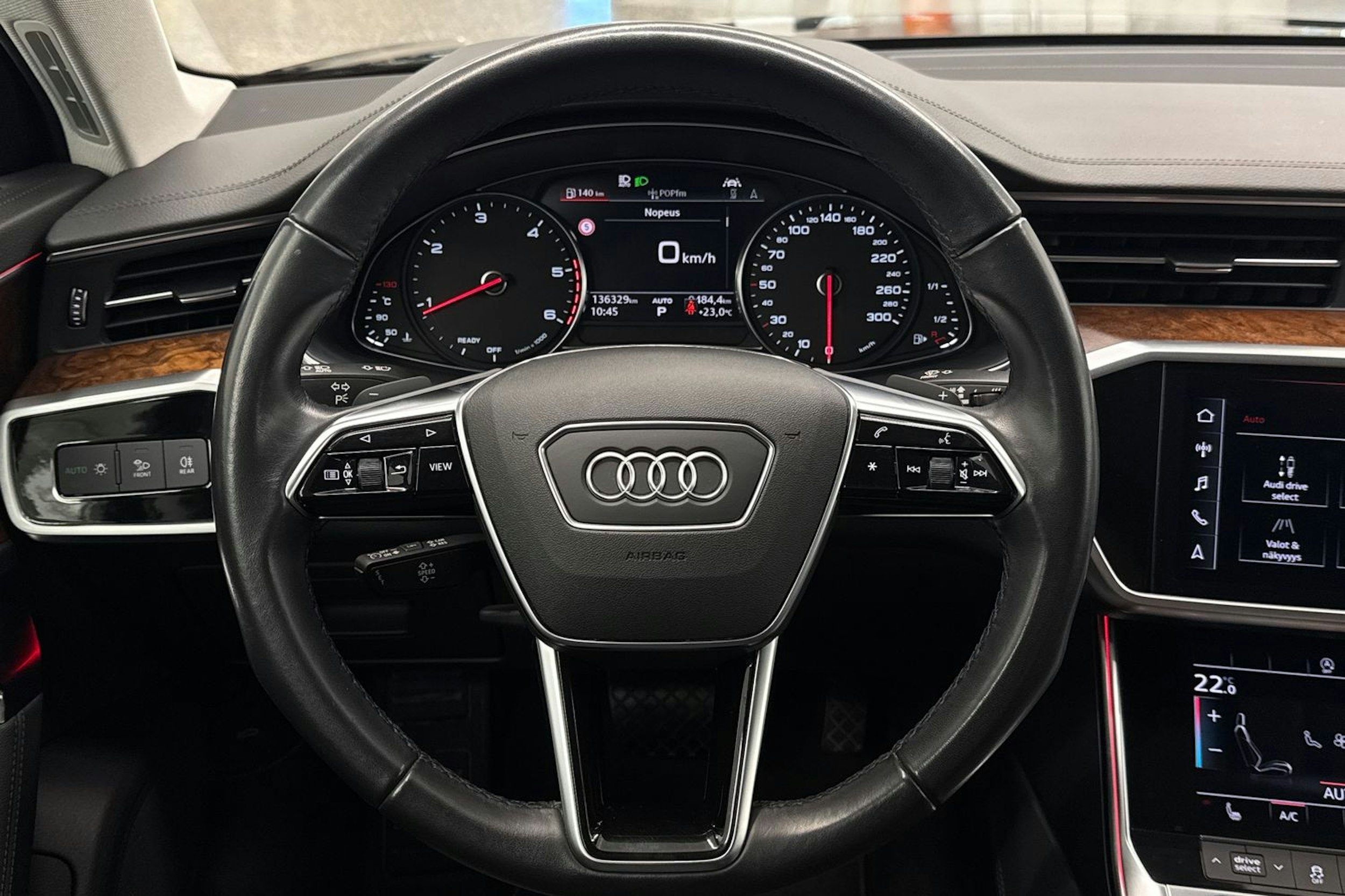 Musta Audi A6 2022 kuva 11.