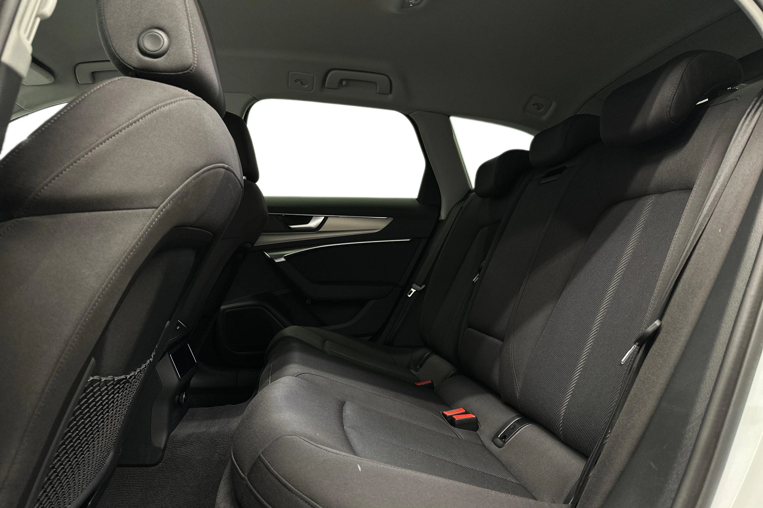 valkoinen Audi A6 2023 kuva 8.