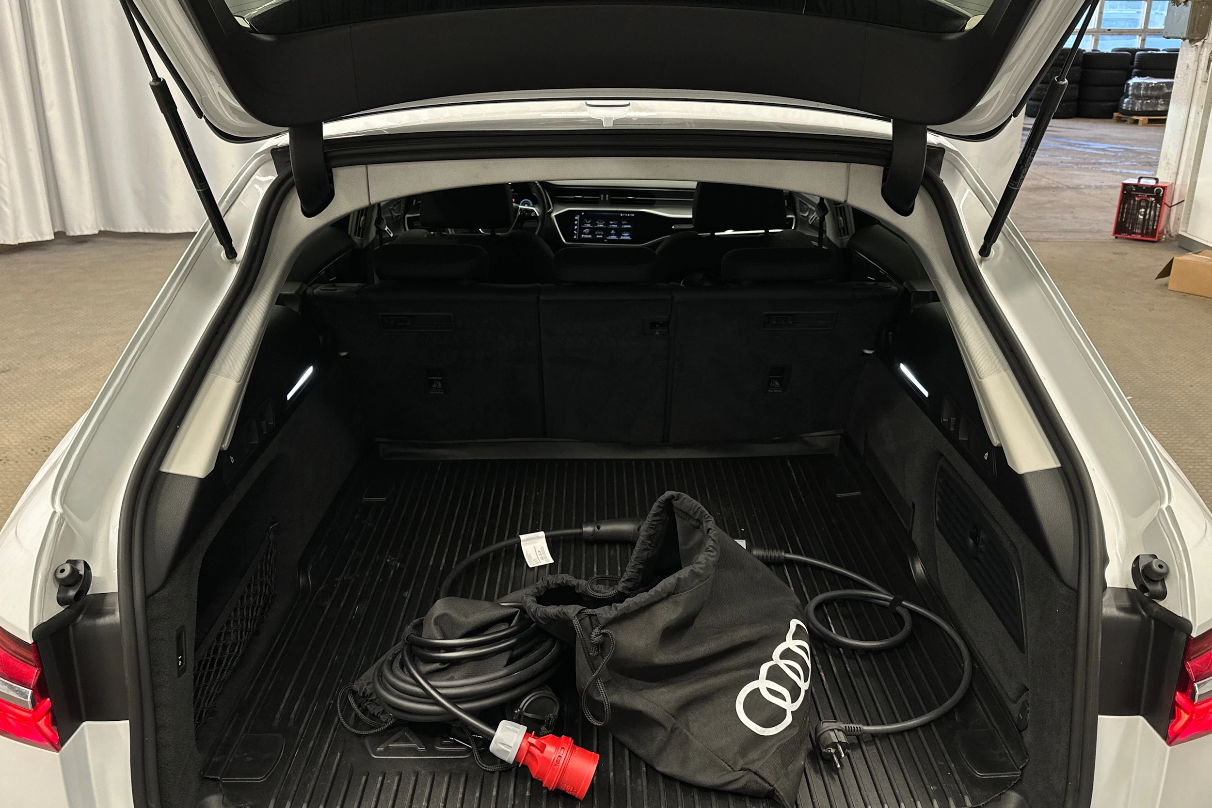 valkoinen Audi A6 2023 kuva 22.