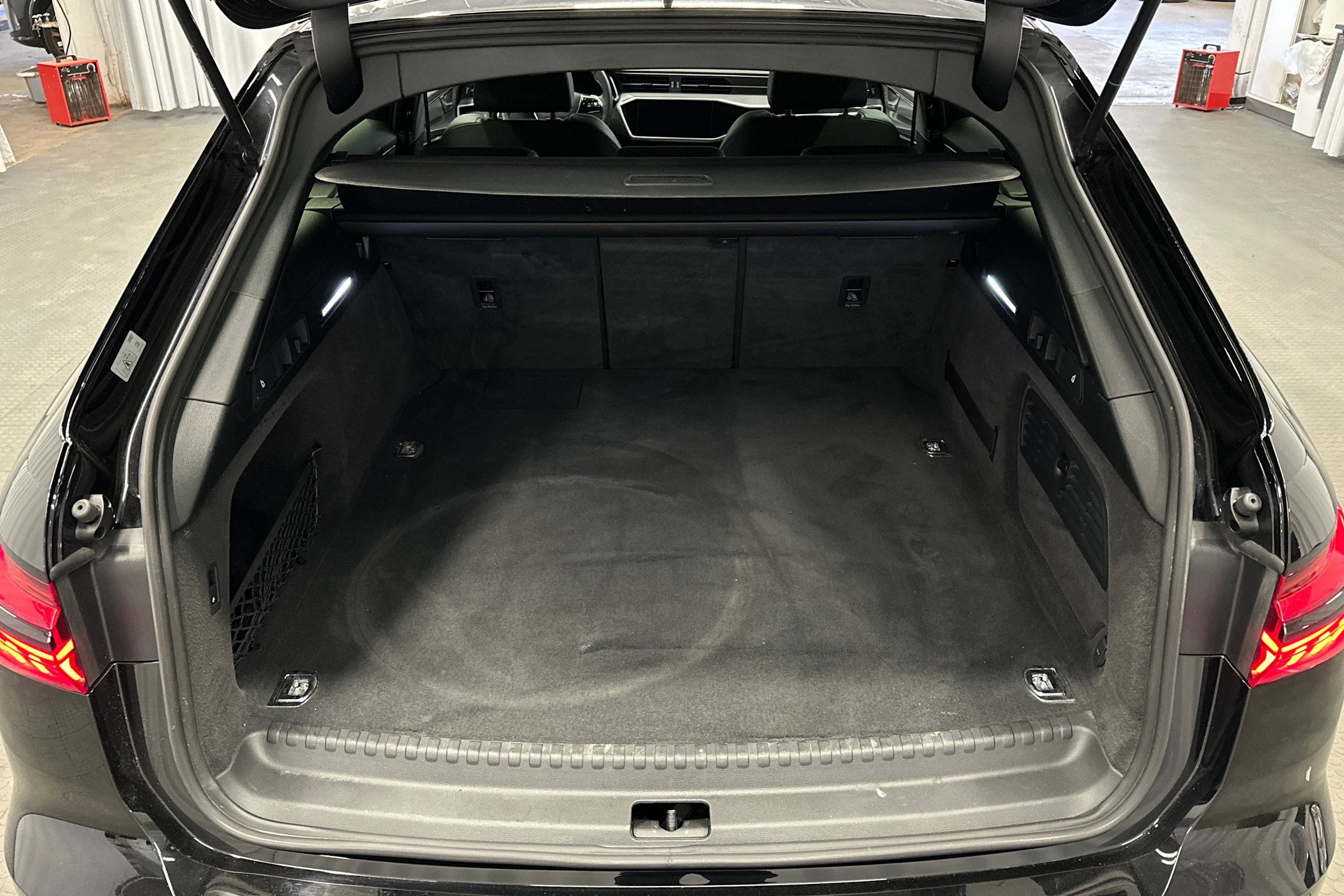 musta Audi A6 2023 kuva 15.
