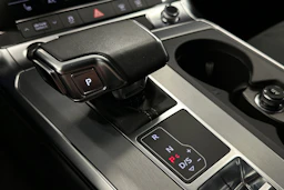 musta Audi A6 2023 kuva 32.