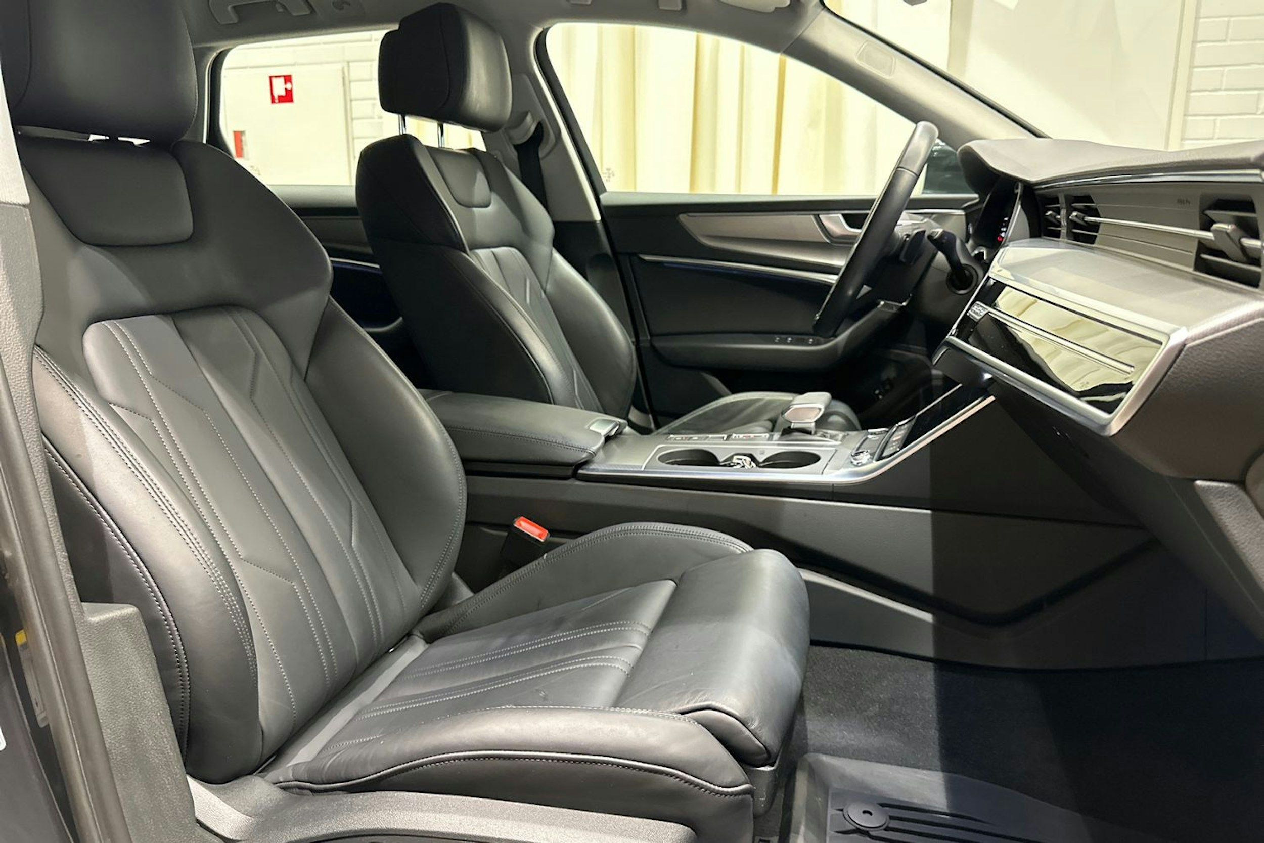 Harmaa Audi A6 2023 kuva 28.