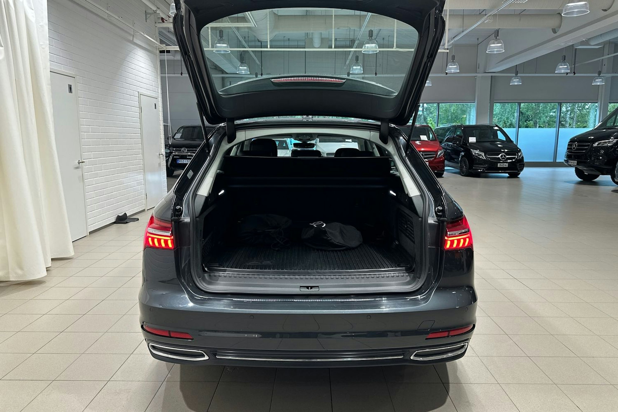 Harmaa Audi A6 2023 kuva 31.