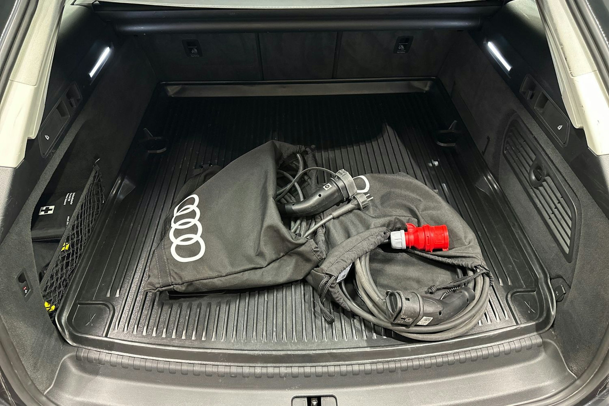 Harmaa Audi A6 2023 kuva 35.