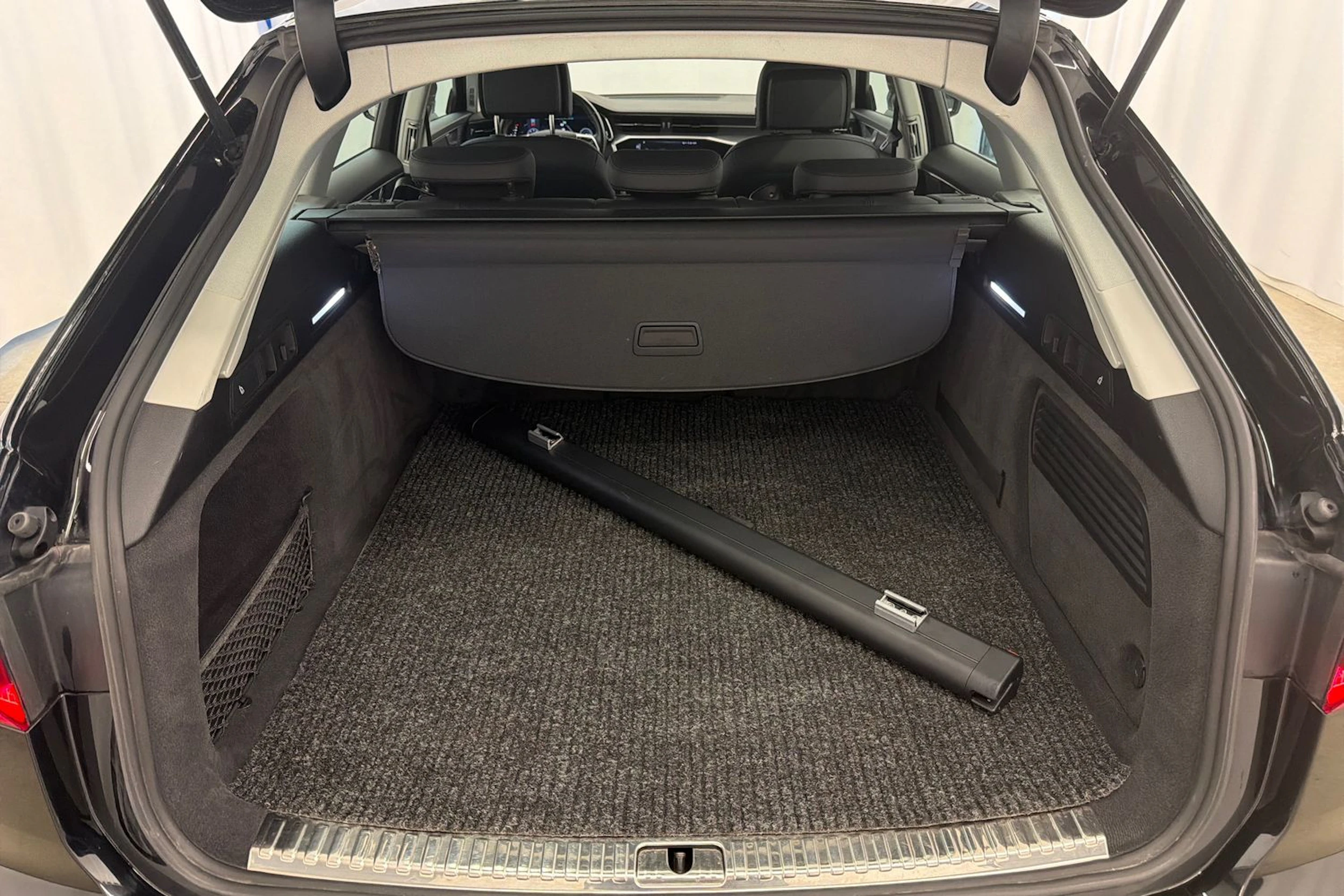 musta Audi A6 2023 kuva 13.