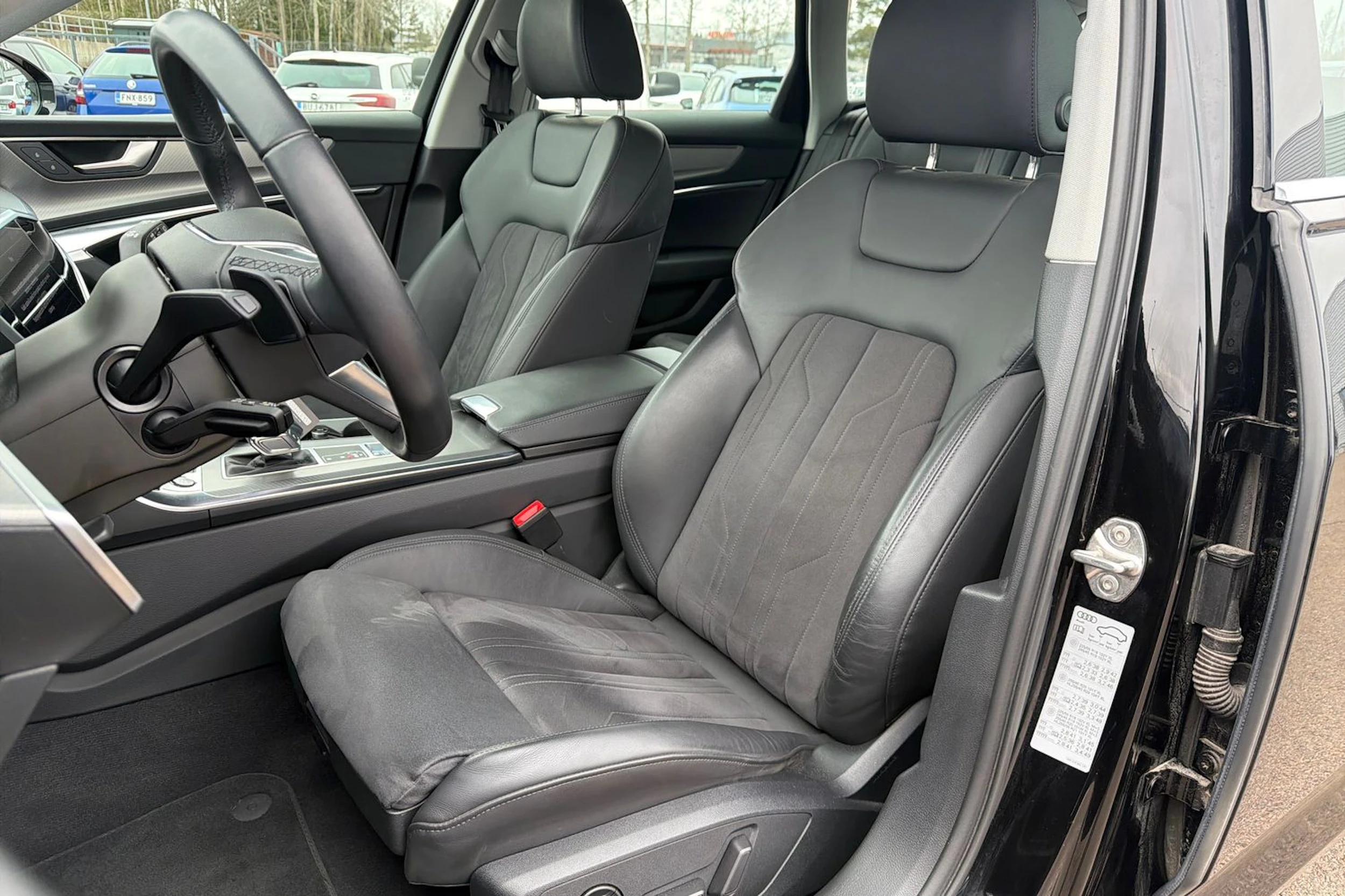 musta Audi A6 2023 kuva 16.