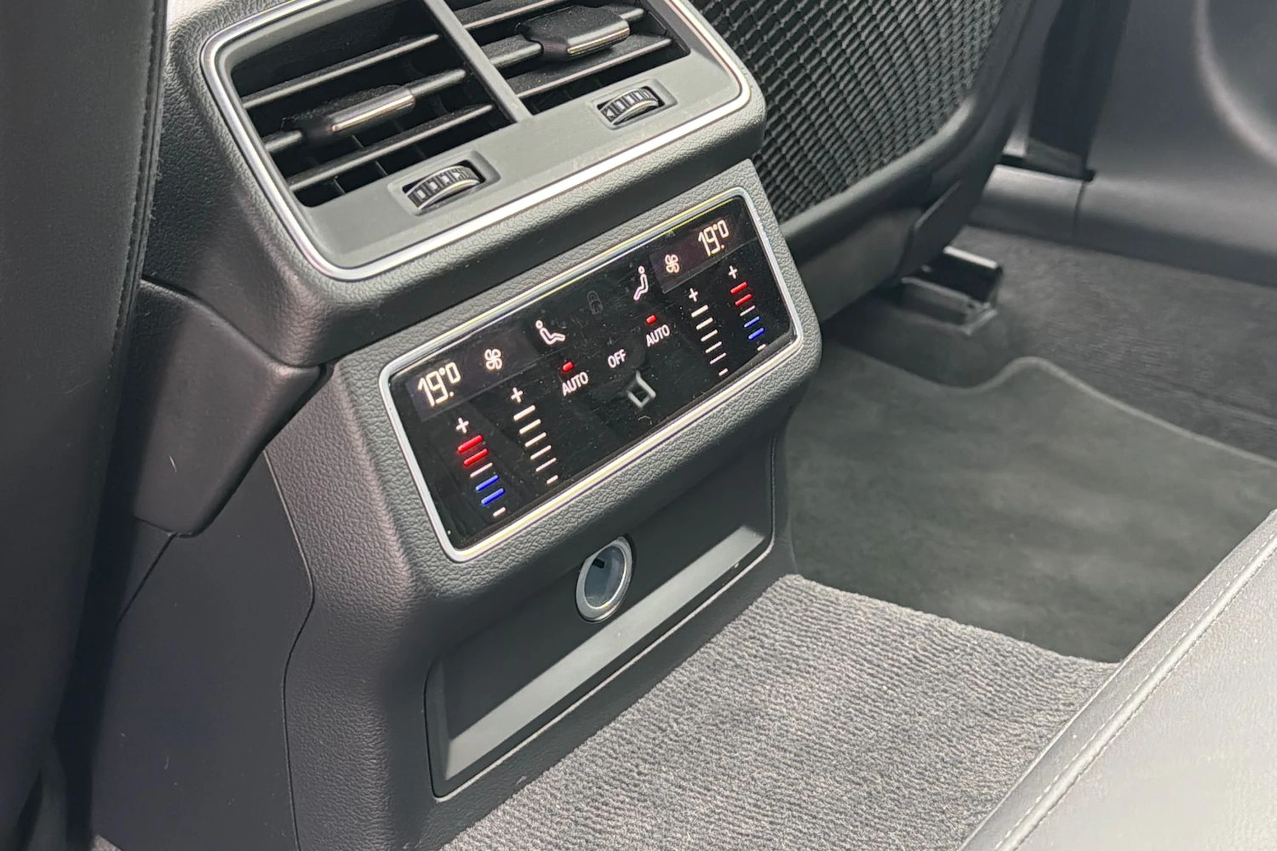 musta Audi A6 2023 kuva 17.