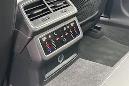 musta Audi A6 2023 kuva 17.
