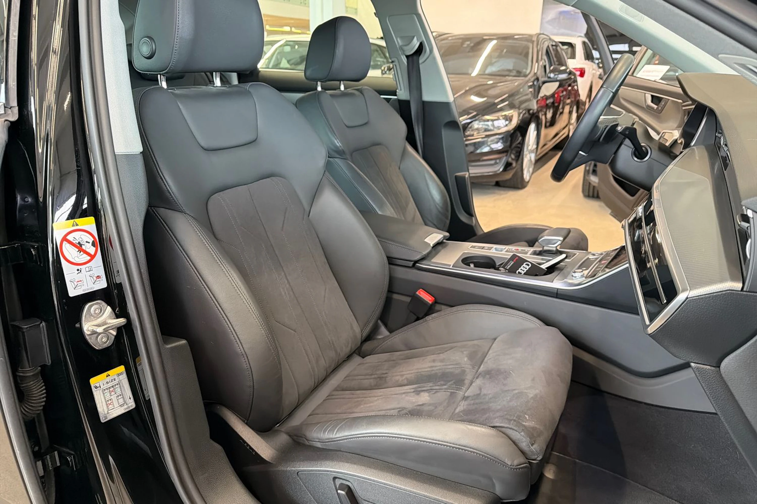 musta Audi A6 2023 kuva 23.