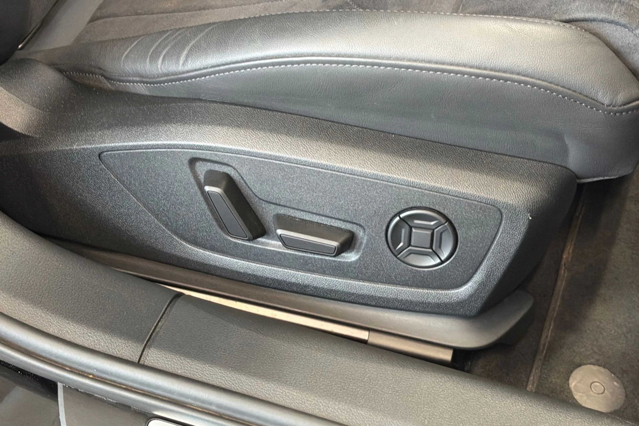 musta Audi A6 2023 kuva 24.